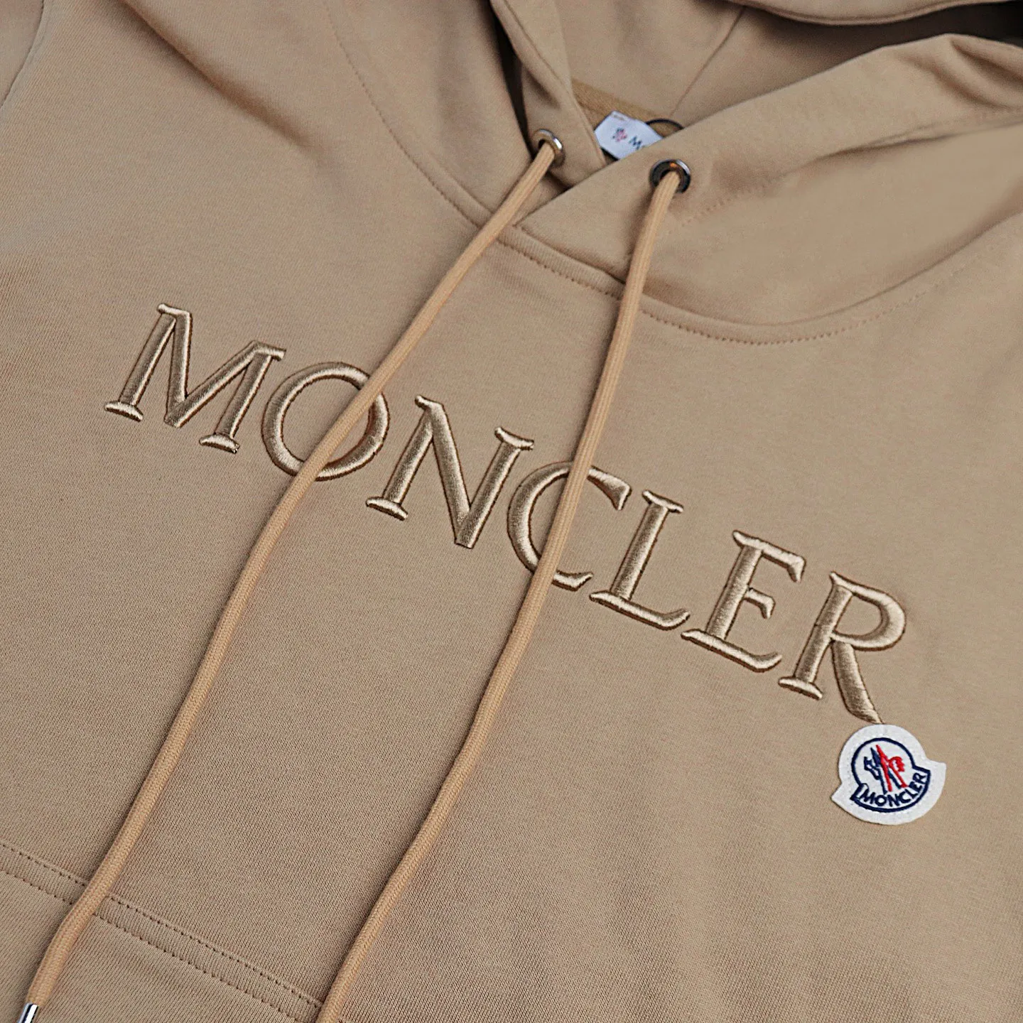 P246 Style number: 853 〈MONCLER〉Mongolian embroidered hooded sweatshirt. The price of the Mongolian sweatshirt is actually quite advantageous. Anyone who has been to the counter should know that the price of the Mongolian hooded sweatshirt is not much cheaper than Gucci Burberry. It is just relatively low-key and unwilling to hype. It is a picture that you want to buy or not. The aloof existence... ✅Original custom-made with logo eyelets and hood ✅460g 100% cotton wool-eating fabric OS version is too big ✅Matched with the original high-weight double yarn thread ✅Correct three-needle and five-thread craftsmanship Chain edge Color: black white sky blue khaki Size S M L