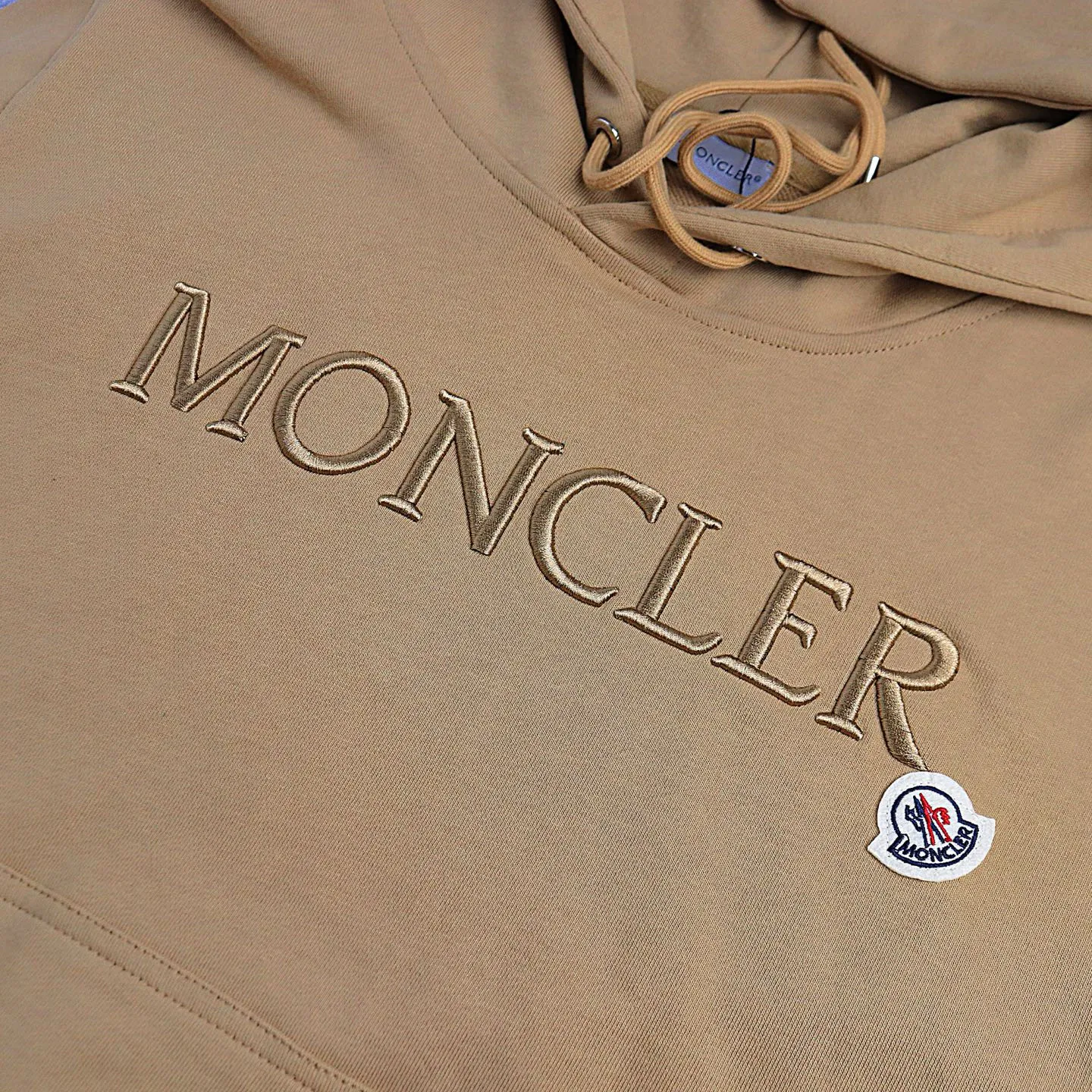 P246 Style number: 853 〈MONCLER〉Mongolian embroidered hooded sweatshirt. The price of the Mongolian sweatshirt is actually quite advantageous. Anyone who has been to the counter should know that the price of the Mongolian hooded sweatshirt is not much cheaper than Gucci Burberry. It is just relatively low-key and unwilling to hype. It is a picture that you want to buy or not. The aloof existence... ✅Original custom-made with logo eyelets and hood ✅460g 100% cotton wool-eating fabric OS version is too big ✅Matched with the original high-weight double yarn thread ✅Correct three-needle and five-thread craftsmanship Chain edge Color: black white sky blue khaki Size S M L