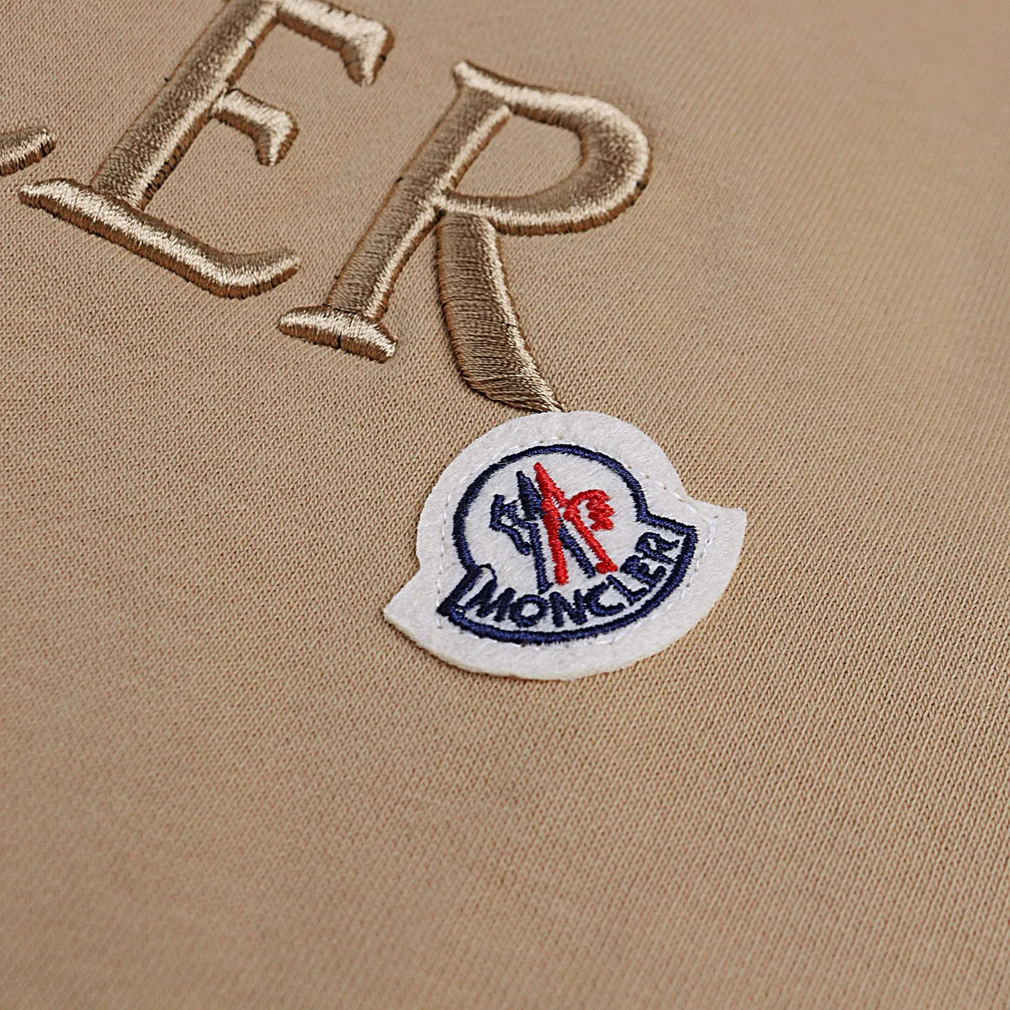 P246 Style number: 853 〈MONCLER〉Mongolian embroidered hooded sweatshirt. The price of the Mongolian sweatshirt is actually quite advantageous. Anyone who has been to the counter should know that the price of the Mongolian hooded sweatshirt is not much cheaper than Gucci Burberry. It is just relatively low-key and unwilling to hype. It is a picture that you want to buy or not. The aloof existence... ✅Original custom-made with logo eyelets and hood ✅460g 100% cotton wool-eating fabric OS version is too big ✅Matched with the original high-weight double yarn thread ✅Correct three-needle and five-thread craftsmanship Chain edge Color: black white sky blue khaki Size S M L
