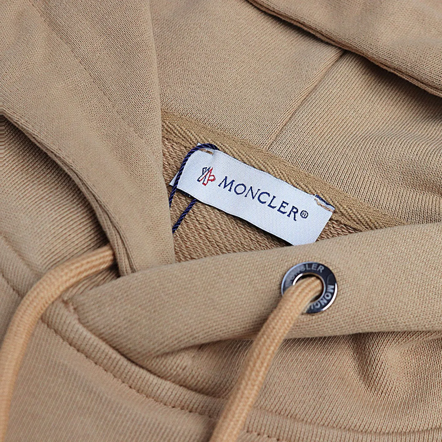 P246 Style number: 853 〈MONCLER〉Mongolian embroidered hooded sweatshirt. The price of the Mongolian sweatshirt is actually quite advantageous. Anyone who has been to the counter should know that the price of the Mongolian hooded sweatshirt is not much cheaper than Gucci Burberry. It is just relatively low-key and unwilling to hype. It is a picture that you want to buy or not. The aloof existence... ✅Original custom-made with logo eyelets and hood ✅460g 100% cotton wool-eating fabric OS version is too big ✅Matched with the original high-weight double yarn thread ✅Correct three-needle and five-thread craftsmanship Chain edge Color: black white sky blue khaki Size S M L