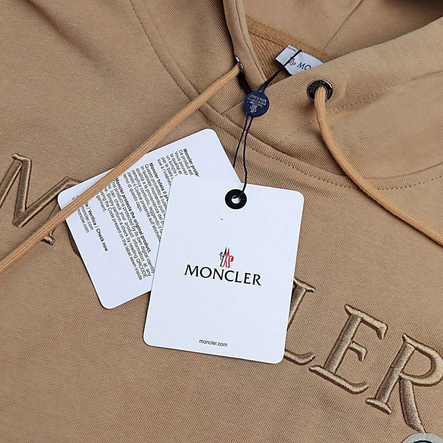 P246 Style number: 853 〈MONCLER〉Mongolian embroidered hooded sweatshirt. The price of the Mongolian sweatshirt is actually quite advantageous. Anyone who has been to the counter should know that the price of the Mongolian hooded sweatshirt is not much cheaper than Gucci Burberry. It is just relatively low-key and unwilling to hype. It is a picture that you want to buy or not. The aloof existence... ✅Original custom-made with logo eyelets and hood ✅460g 100% cotton wool-eating fabric OS version is too big ✅Matched with the original high-weight double yarn thread ✅Correct three-needle and five-thread craftsmanship Chain edge Color: black white sky blue khaki Size S M L