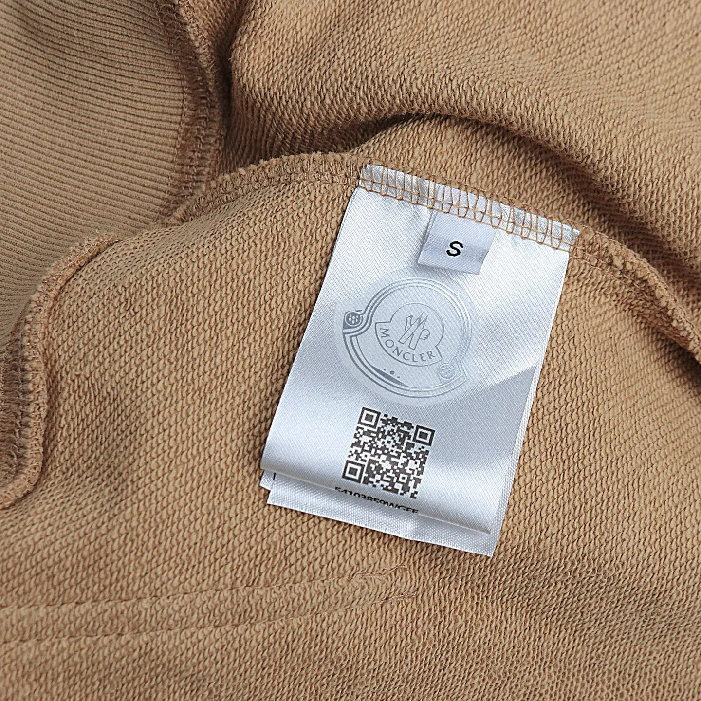 P246 Style number: 853 〈MONCLER〉Mongolian embroidered hooded sweatshirt. The price of the Mongolian sweatshirt is actually quite advantageous. Anyone who has been to the counter should know that the price of the Mongolian hooded sweatshirt is not much cheaper than Gucci Burberry. It is just relatively low-key and unwilling to hype. It is a picture that you want to buy or not. The aloof existence... ✅Original custom-made with logo eyelets and hood ✅460g 100% cotton wool-eating fabric OS version is too big ✅Matched with the original high-weight double yarn thread ✅Correct three-needle and five-thread craftsmanship Chain edge Color: black white sky blue khaki Size S M L