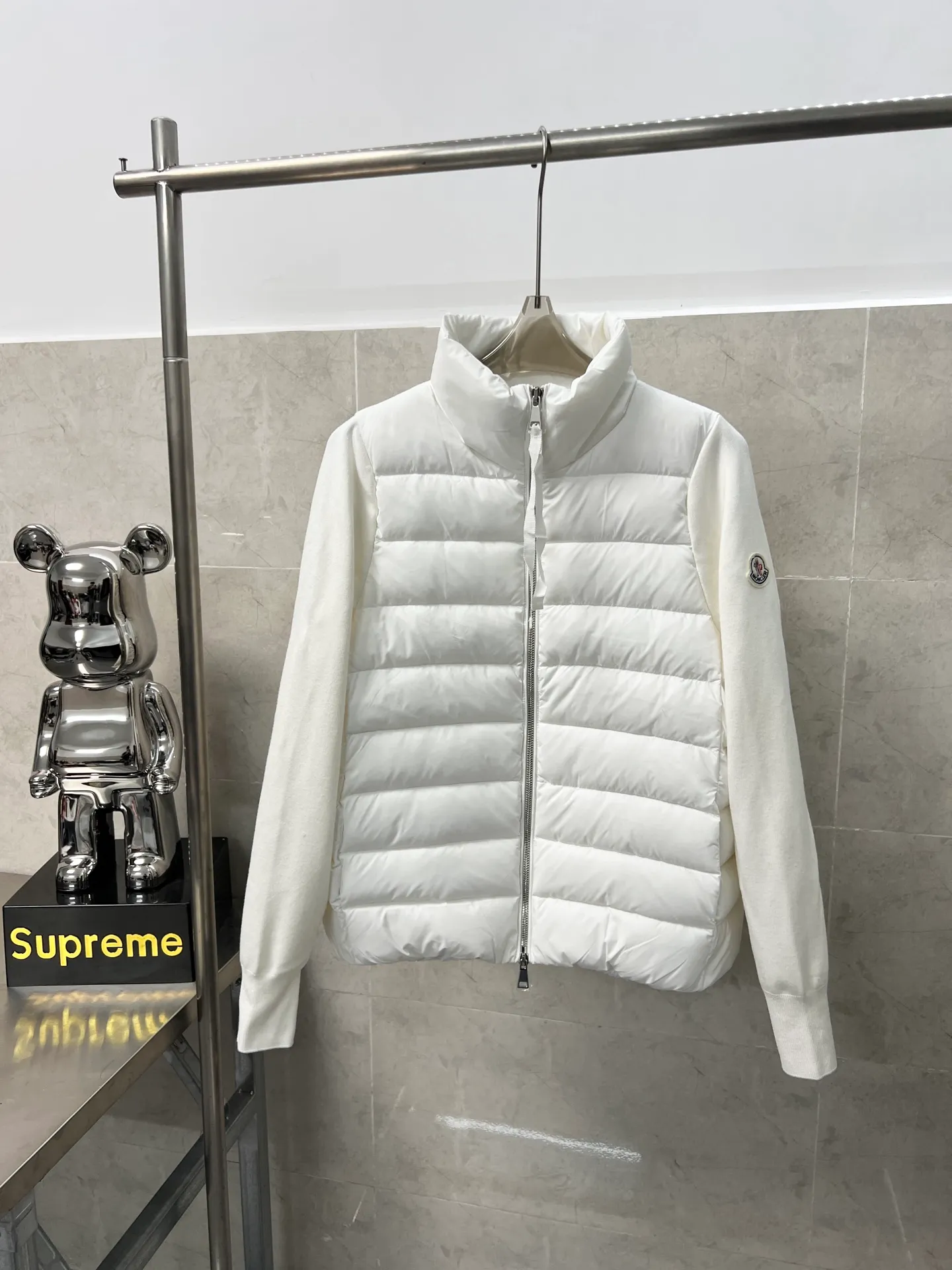 P660 Moncler Women's Mouth Knitted Stitching Stand Collar Thin Down Jacket A great inner wear item for winter!!! Several styles of sweaters and down are released at this time of year. In fact, sweaters and down are always in the basic style. They can be worn alone or layered to create a more layered look!!! The front is made of down, and the back and both sleeves are made of wool blended fabrics. The soft and delicate knitted feel is not irritating at all! This quality It feels great, the velvet is large, fine and stemless, and full of fluffiness! It has enough filling, and its thermal insulation performance is not to mention!!! It is windproof and warm, eliminating any possibility of velvet running. It feels silky and smooth, and the stiffness is also very good. This is the time to prepare a thin and light model! It will not look bloated at all, not to mention it is an evergreen model with a spliced design!!! Color: Black White Size: S M L