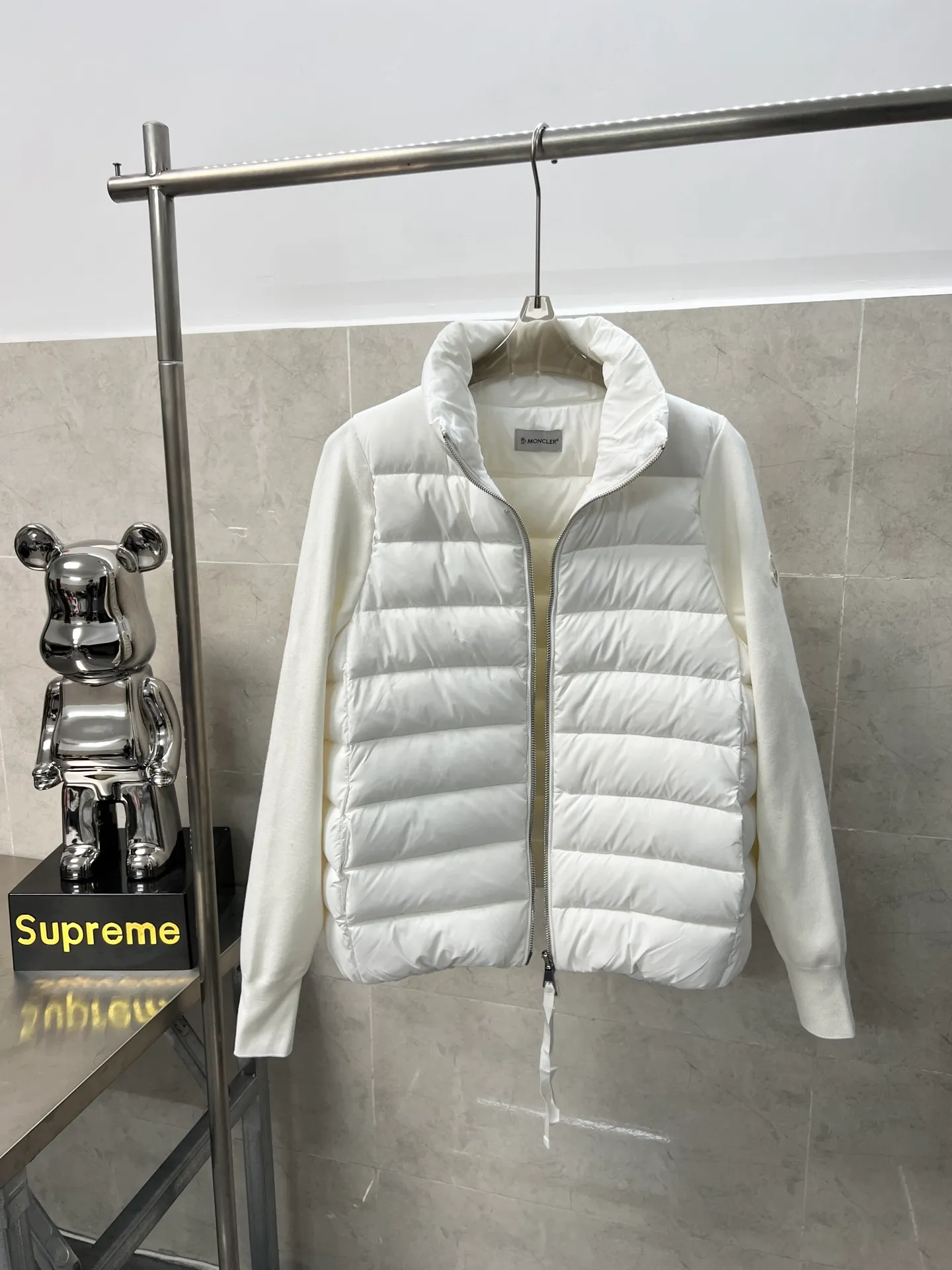 P660 Moncler Women's Mouth Knitted Stitching Stand Collar Thin Down Jacket A great inner wear item for winter!!! Several styles of sweaters and down are released at this time of year. In fact, sweaters and down are always in the basic style. They can be worn alone or layered to create a more layered look!!! The front is made of down, and the back and both sleeves are made of wool blended fabrics. The soft and delicate knitted feel is not irritating at all! This quality It feels great, the velvet is large, fine and stemless, and full of fluffiness! It has enough filling, and its thermal insulation performance is not to mention!!! It is windproof and warm, eliminating any possibility of velvet running. It feels silky and smooth, and the stiffness is also very good. This is the time to prepare a thin and light model! It will not look bloated at all, not to mention it is an evergreen model with a spliced design!!! Color: Black White Size: S M L