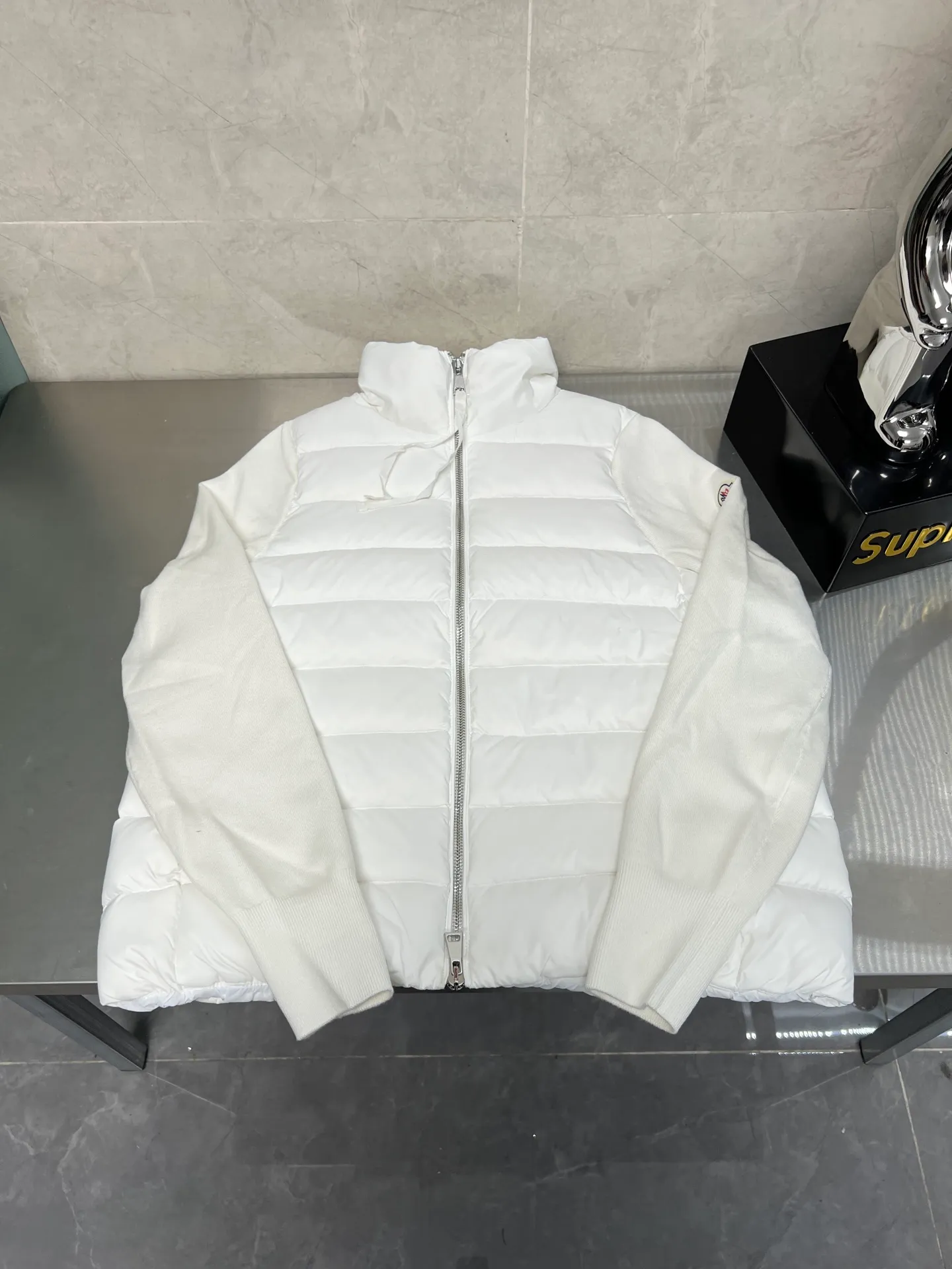 P660 Moncler Women's Mouth Knitted Stitching Stand Collar Thin Down Jacket A great inner wear item for winter!!! Several styles of sweaters and down are released at this time of year. In fact, sweaters and down are always in the basic style. They can be worn alone or layered to create a more layered look!!! The front is made of down, and the back and both sleeves are made of wool blended fabrics. The soft and delicate knitted feel is not irritating at all! This quality It feels great, the velvet is large, fine and stemless, and full of fluffiness! It has enough filling, and its thermal insulation performance is not to mention!!! It is windproof and warm, eliminating any possibility of velvet running. It feels silky and smooth, and the stiffness is also very good. This is the time to prepare a thin and light model! It will not look bloated at all, not to mention it is an evergreen model with a spliced design!!! Color: Black White Size: S M L