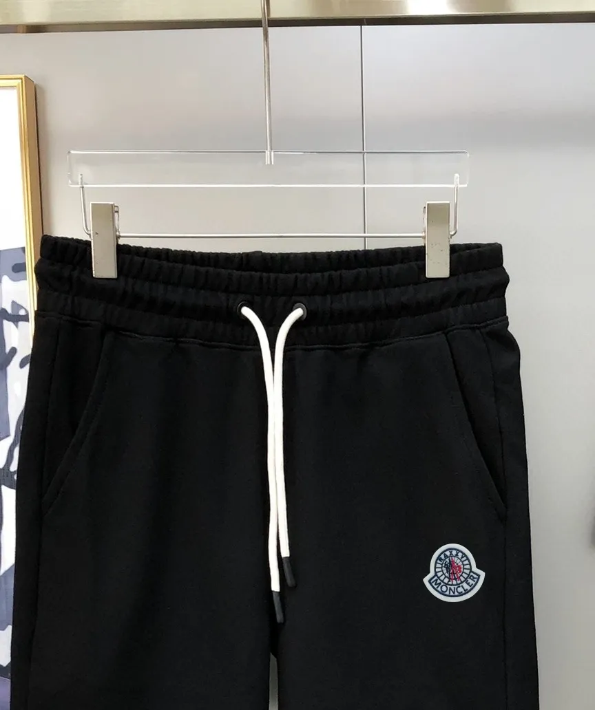 P230 Moncler 2024 new original men's casual shorts, the latest release on the official website of the counter, ✨ High-end quality, simple, fashionable and elegant ✨ Classic logo LOGO design, customized original imported 100% cotton fabric, simple and elegant, versatile style, elegant and handsome upper body, brand new sense of sight! The details are all in place, no one is picky about the upper body, and you must pay for your own money. Size: S-XL (can wear up to 185 pounds, please state your height and weight when placing an order) Black Gray