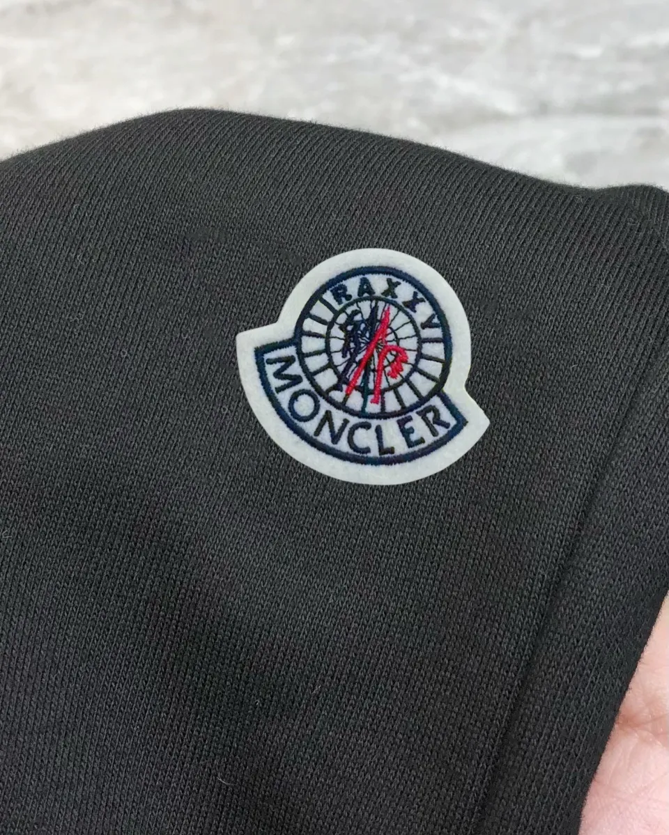 P230 Moncler 2024 new original men's casual shorts, the latest release on the official website of the counter, ✨ High-end quality, simple, fashionable and elegant ✨ Classic logo LOGO design, customized original imported 100% cotton fabric, simple and elegant, versatile style, elegant and handsome upper body, brand new sense of sight! The details are all in place, no one is picky about the upper body, and you must pay for your own money. Size: S-XL (can wear up to 185 pounds, please state your height and weight when placing an order) Black Gray