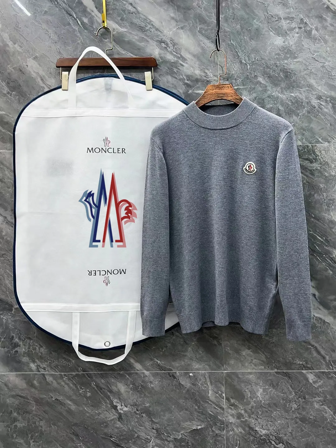 P210 Moncler, complete with 3 marks for the muzzle, logo embroidered turtleneck sweater, fine wool blended sweater, high-end customized collection for men and women, part of the brand's high-end main line, patented top-grade yarn blending, using innovation to interpret conventional styles. The configuration of the fabric is subversive. The details are remarkable. The most anticipated sweater in winter. Full of high-end sense. Outflowed from the brand's designated Zhejiang processing factory. Very cost-effective. Meri wool yarn is of excellent quality. It feels super soft, delicate, soft, non-pilling and does not deform. It is available at all major counters at the same time. It is a must-have product every year. The product seems simple, the process is extremely complicated, and the upper body is not picky. The upper body is extremely skin-friendly and comfortable. It can be worn close to the body with an outer jacket or as an outer layer. Color: Black White Gray Size: M L XL 2XL 3XL