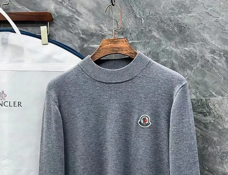P210 Moncler, complete with 3 marks for the muzzle, logo embroidered turtleneck sweater, fine wool blended sweater, high-end customized collection for men and women, part of the brand's high-end main line, patented top-grade yarn blending, using innovation to interpret conventional styles. The configuration of the fabric is subversive. The details are remarkable. The most anticipated sweater in winter. Full of high-end sense. Outflowed from the brand's designated Zhejiang processing factory. Very cost-effective. Meri wool yarn is of excellent quality. It feels super soft, delicate, soft, non-pilling and does not deform. It is available at all major counters at the same time. It is a must-have product every year. The product seems simple, the process is extremely complicated, and the upper body is not picky. The upper body is extremely skin-friendly and comfortable. It can be worn close to the body with an outer jacket or as an outer layer. Color: Black White Gray Size: M L XL 2XL 3XL