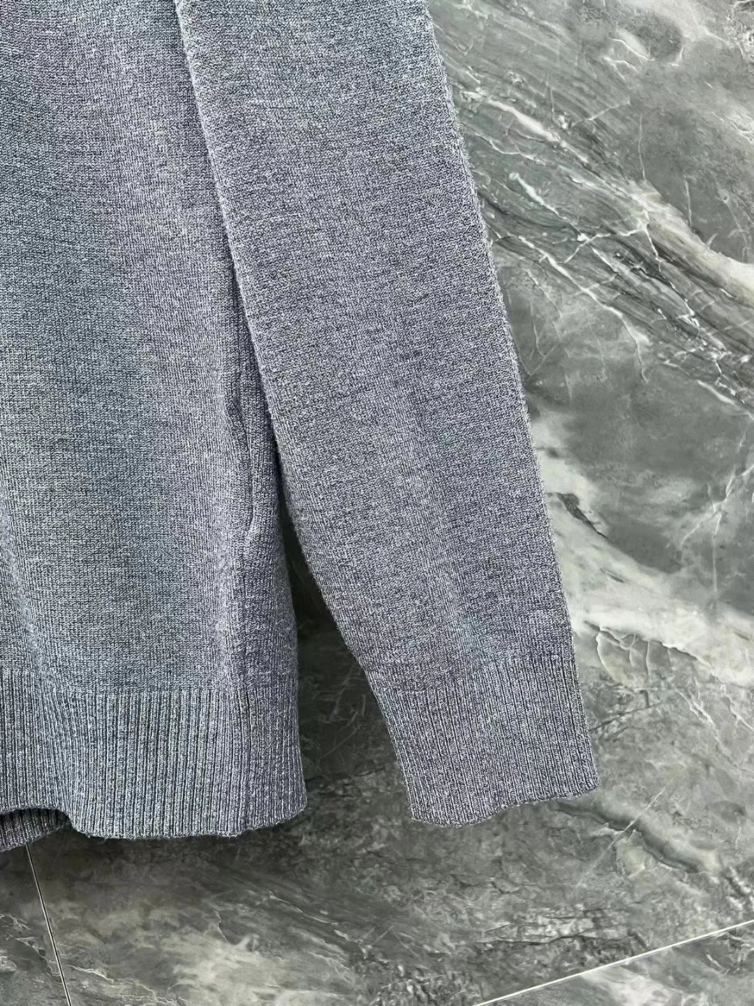 P210 Moncler, complete with 3 marks for the muzzle, logo embroidered turtleneck sweater, fine wool blended sweater, high-end customized collection for men and women, part of the brand's high-end main line, patented top-grade yarn blending, using innovation to interpret conventional styles. The configuration of the fabric is subversive. The details are remarkable. The most anticipated sweater in winter. Full of high-end sense. Outflowed from the brand's designated Zhejiang processing factory. Very cost-effective. Meri wool yarn is of excellent quality. It feels super soft, delicate, soft, non-pilling and does not deform. It is available at all major counters at the same time. It is a must-have product every year. The product seems simple, the process is extremely complicated, and the upper body is not picky. The upper body is extremely skin-friendly and comfortable. It can be worn close to the body with an outer jacket or as an outer layer. Color: Black White Gray Size: M L XL 2XL 3XL