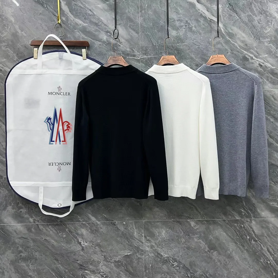 P210 Moncler, complete with 3 marks for the muzzle, logo embroidered turtleneck sweater, fine wool blended sweater, high-end customized collection for men and women, part of the brand's high-end main line, patented top-grade yarn blending, using innovation to interpret conventional styles. The configuration of the fabric is subversive. The details are remarkable. The most anticipated sweater in winter. Full of high-end sense. Outflowed from the brand's designated Zhejiang processing factory. Very cost-effective. Meri wool yarn is of excellent quality. It feels super soft, delicate, soft, non-pilling and does not deform. It is available at all major counters at the same time. It is a must-have product every year. The product seems simple, the process is extremely complicated, and the upper body is not picky. The upper body is extremely skin-friendly and comfortable. It can be worn close to the body with an outer jacket or as an outer layer. Color: Black White Gray Size: M L XL 2XL 3XL