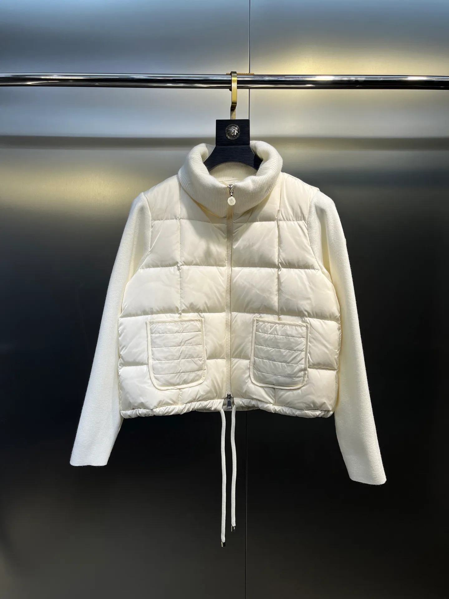 P540 Moncler 24 autumn and winter women's Cardigan stand-up collar spliced ​​knitted down doll style short down knitted material on the back sleeves makes the upper body slimmer Spliced ​​down jacket keeps warm and reduces age Bread square checkered downed upper body is simple and fashionable Hem drawstring design Adjustable version Can be worn alone or layered Color: black milk white Size: S-M-L-XL