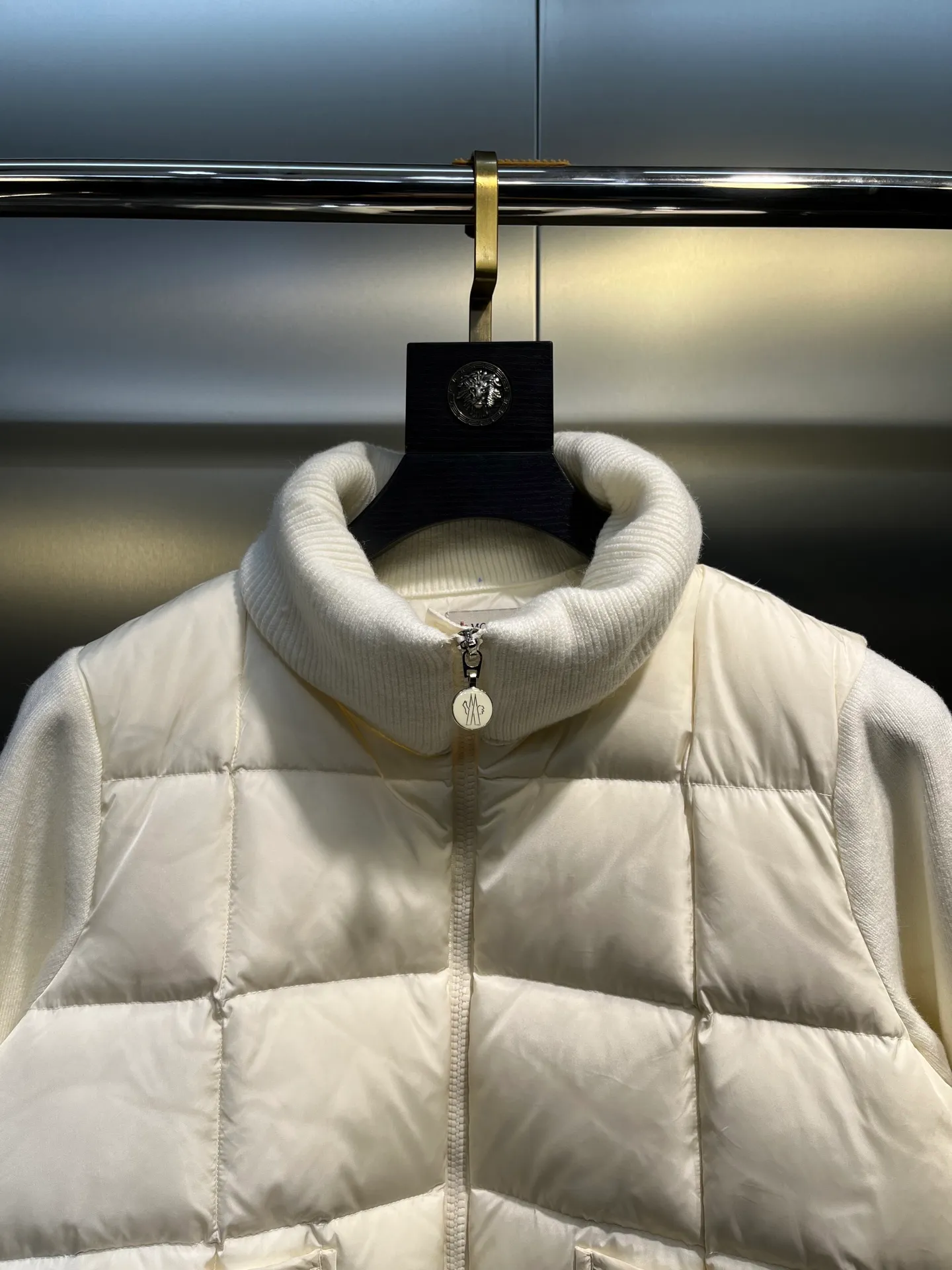 P540 Moncler 24 autumn and winter women's Cardigan stand-up collar spliced ​​knitted down doll style short down knitted material on the back sleeves makes the upper body slimmer Spliced ​​down jacket keeps warm and reduces age Bread square checkered downed upper body is simple and fashionable Hem drawstring design Adjustable version Can be worn alone or layered Color: black milk white Size: S-M-L-XL