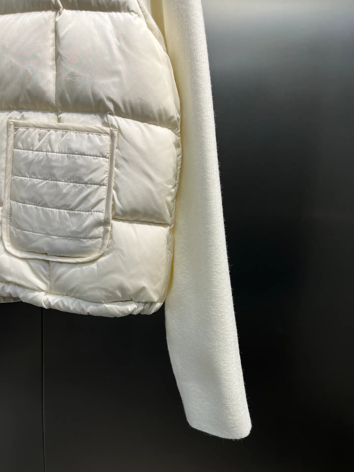 P540 Moncler 24 autumn and winter women's Cardigan stand-up collar spliced ​​knitted down doll style short down knitted material on the back sleeves makes the upper body slimmer Spliced ​​down jacket keeps warm and reduces age Bread square checkered downed upper body is simple and fashionable Hem drawstring design Adjustable version Can be worn alone or layered Color: black milk white Size: S-M-L-XL