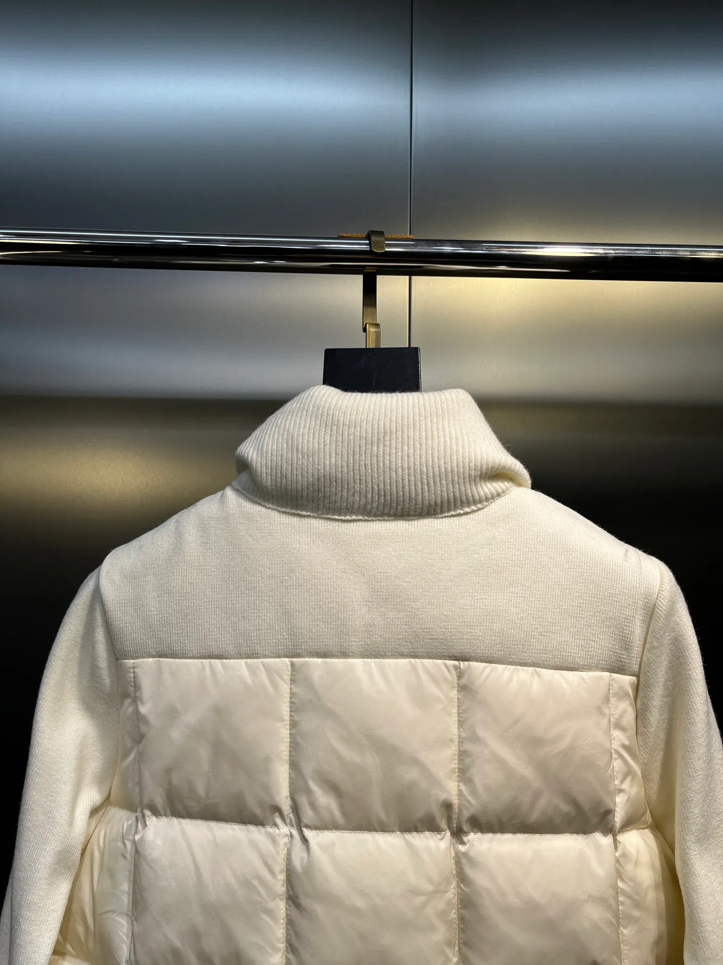 P540 Moncler 24 autumn and winter women's Cardigan stand-up collar spliced ​​knitted down doll style short down knitted material on the back sleeves makes the upper body slimmer Spliced ​​down jacket keeps warm and reduces age Bread square checkered downed upper body is simple and fashionable Hem drawstring design Adjustable version Can be worn alone or layered Color: black milk white Size: S-M-L-XL