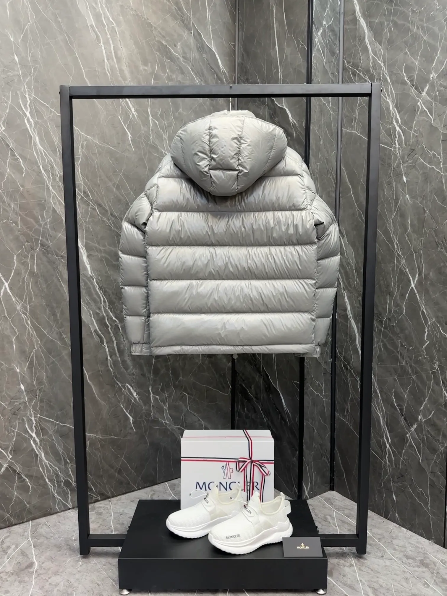 P700 Premium Down ⬆️Moncler Maya classic short down jacket. ⚠️Limited to gray, the only matching color on the market, filled with premium goose down. Try this color on, I guarantee you won’t be able to take it off, it’s too high-end. The Moncler Maya short down jacket is a classic Moncler item, and its style is highly recognizable. Made of lacquered nylon and available in a variety of colors, it's a stylish piece for casual commuting.  The Moncler Maya men's down jacket in shiny patent nylon with signature rectangular quilting is the epitome of Moncler style. A classic cropped design that transcends seasons and styles, it features a statement silhouette, removable hood and adjustable hem. The cuffs are embellished with classic patch pockets, showcasing the brand's signature style. Details • Made of patented nylon • Lacquered nylon lining • Filled with down, rectangular quilting • Detachable hood with snap buttons and drawstring adjustment • Two-way zipper fly • External and internal zippered pockets • Adjustable elastic cuffs with press studs • Drawstring on hood • Flap patch pockets on sleeves • Moncler felt logo on sleeves Size: 1-8 Premium Gray Couple Style.