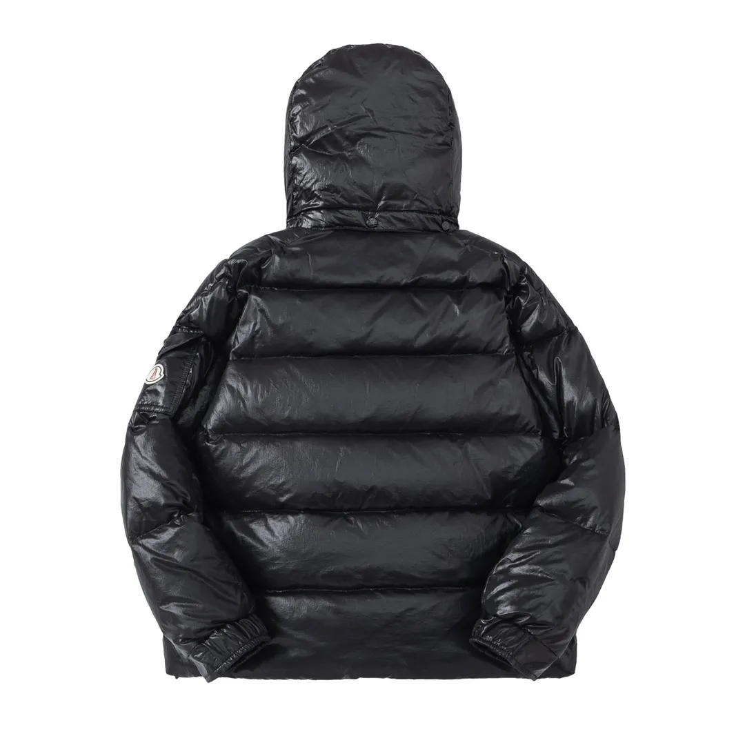 P720 with dust bag) Moncler/Moncler 23FW Maya 70th Anniversary Limited Down Jacket Moncler Maya classic shiny small label down jacket, the pockets on the cuffs are a perfect combination with the 70-week wool felt small label, the hood is removable. The fabric is customized to be the same as the original. The lacquered shiny fabric is the same as the original. It is filled with 90 white duck down, and the down filling is up to 400g. It has excellent thermal insulation effect and is a must-have in cold areas. Customized original accessories, complete with three labels, molded custom logo buttons Color: Black White Brown SIZE: 1 2 3 4 5