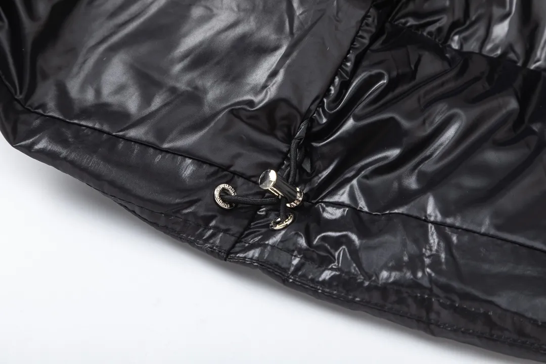 P720 with dust bag) Moncler/Moncler 23FW Maya 70th Anniversary Limited Down Jacket Moncler Maya classic shiny small label down jacket, the pockets on the cuffs are a perfect combination with the 70-week wool felt small label, the hood is removable. The fabric is customized to be the same as the original. The lacquered shiny fabric is the same as the original. It is filled with 90 white duck down, and the down filling is up to 400g. It has excellent thermal insulation effect and is a must-have in cold areas. Customized original accessories, complete with three labels, molded custom logo buttons Color: Black White Brown SIZE: 1 2 3 4 5