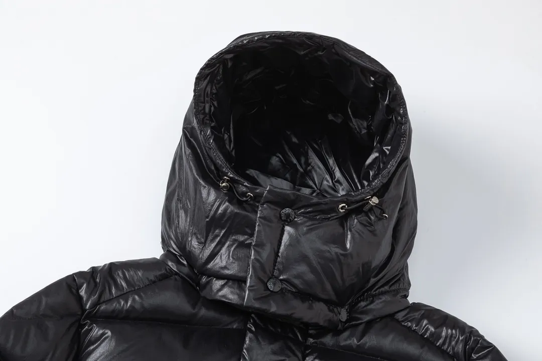 P720 with dust bag) Moncler/Moncler 23FW Maya 70th Anniversary Limited Down Jacket Moncler Maya classic shiny small label down jacket, the pockets on the cuffs are a perfect combination with the 70-week wool felt small label, the hood is removable. The fabric is customized to be the same as the original. The lacquered shiny fabric is the same as the original. It is filled with 90 white duck down, and the down filling is up to 400g. It has excellent thermal insulation effect and is a must-have in cold areas. Customized original accessories, complete with three labels, molded custom logo buttons Color: Black White Brown SIZE: 1 2 3 4 5