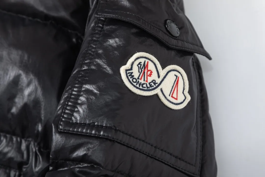 P720 with dust bag) Moncler/Moncler 23FW Maya 70th Anniversary Limited Down Jacket Moncler Maya classic shiny small label down jacket, the pockets on the cuffs are a perfect combination with the 70-week wool felt small label, the hood is removable. The fabric is customized to be the same as the original. The lacquered shiny fabric is the same as the original. It is filled with 90 white duck down, and the down filling is up to 400g. It has excellent thermal insulation effect and is a must-have in cold areas. Customized original accessories, complete with three labels, molded custom logo buttons Color: Black White Brown SIZE: 1 2 3 4 5