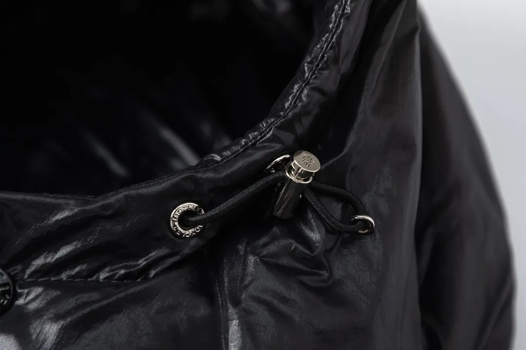 P720 with dust bag) Moncler/Moncler 23FW Maya 70th Anniversary Limited Down Jacket Moncler Maya classic shiny small label down jacket, the pockets on the cuffs are a perfect combination with the 70-week wool felt small label, the hood is removable. The fabric is customized to be the same as the original. The lacquered shiny fabric is the same as the original. It is filled with 90 white duck down, and the down filling is up to 400g. It has excellent thermal insulation effect and is a must-have in cold areas. Customized original accessories, complete with three labels, molded custom logo buttons Color: Black White Brown SIZE: 1 2 3 4 5