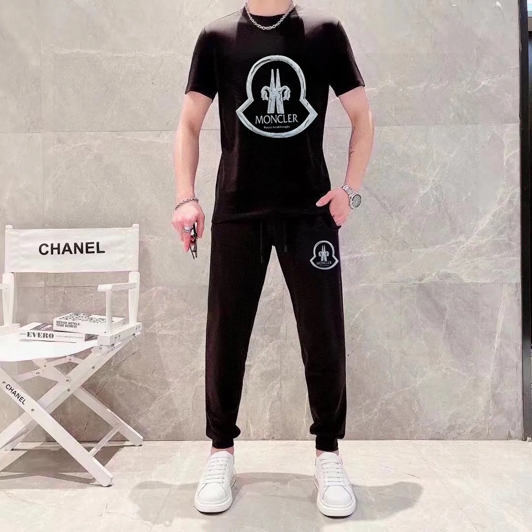 P330 [MONCLER] (Fat Man's Gospel) The same style as the 2025 official website. World-renowned luxury brand. Summer men's (double mercerized) high-quality 🐂 suit. It is made of imported original fabrics. It is a trendy style of the season and a versatile hit. Simple and elegant, precise workmanship allows you to be at the top of fashion. Size: M-5XL (can be worn up to 220 pounds)