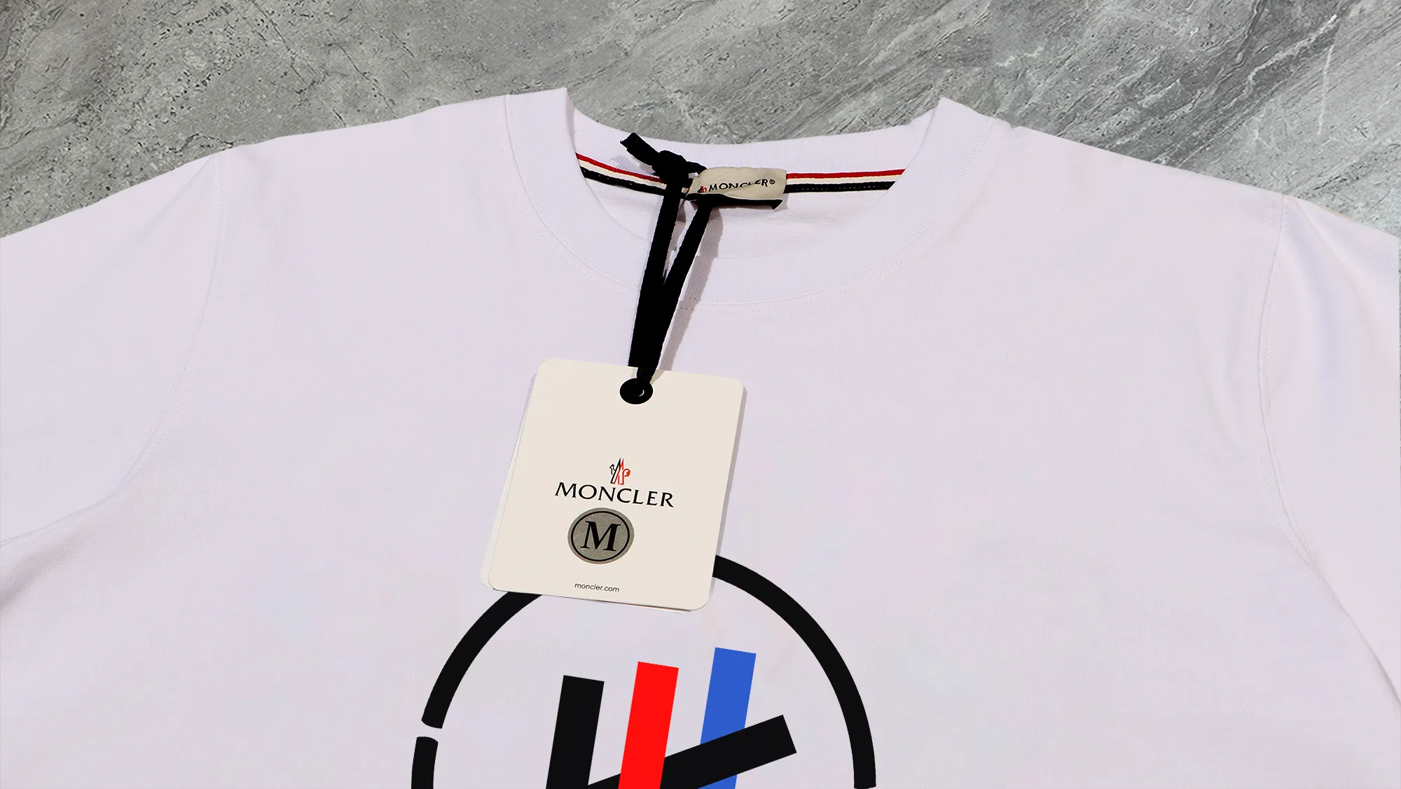 P140 💰Upgraded version "Mobile phone smart sensor ~ NFC chip armband ~ direct access to the official website for anti-counterfeiting" "Moncler ~ Mouth Mouth" 2025 new high-quality round neck short-sleeved T-shirt. The cuffs have imported embroidered labels. Customized dyeing, very comfortable to touch. Super versatile and good-looking short-sleeved. Complete with three labels. Non-market ordinary version. Feel free to compare. Quality is absolutely guaranteed! ‼ First of all, this original fabric is all custom-woven with 32-count double yarn fabric, 250G, and the weight is the same‼ Fine workmanship, double waistcoat method, double waistcoat method, double waistcoat method makes the whole dress more three-dimensional, which is not a craft that ordinary T-shirts can achieve🤪 Size: S-M-L-XL-2XL Color: black, white, apricot, same style for men and women