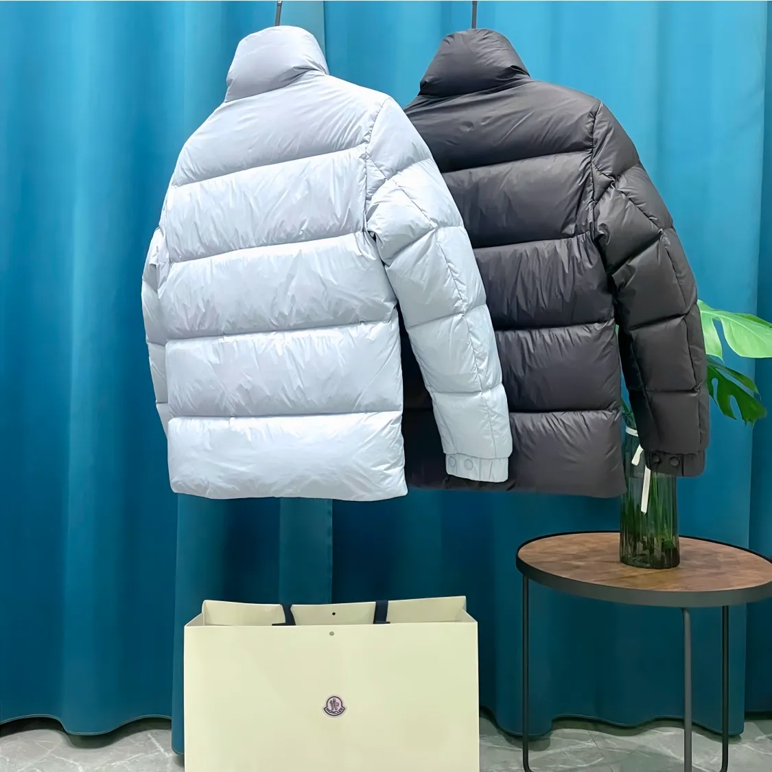 P860 Moncler➡️Mountain Mouth New Style🦢Goose Down Stand Collar Down Jacket, Jacket Jacket, Same Style for Men and Women MONCLER Moncler Meng Mouth Bursting Street New Product Design, Fashionable and Versatile, Comfortable, Breathable, Mouth Down Jacket~Supports NFC chip sensor. Available simultaneously on the official website! This down jacket has a great sense of design and looks. You can buy it directly due to quality control. It’s a high-end product that you can’t go wrong with! Simple and elegant design ~ and engraved with the brand's 1ogo letters ~ the overall design makes this dress unique! It is made of imported technical fabrics and is filled with 90% white goose down. The texture and shape of the fabric are exquisite. You can feel its strong aura through the detailed pictures. It also has superior handsomeness and thermal insulation performance. It can be easily worn in various occasions! With polythermal insulation, you don’t have to worry about a little chill! The placket is designed with a leather zipper, which is both fashionable and functional. It not only highlights the shape but also keeps warm. The leather pocket design makes the whole style more luxurious!