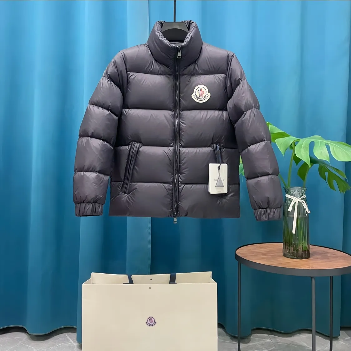 P860 Moncler➡️Mountain Mouth New Style🦢Goose Down Stand Collar Down Jacket, Jacket Jacket, Same Style for Men and Women MONCLER Moncler Meng Mouth Bursting Street New Product Design, Fashionable and Versatile, Comfortable, Breathable, Mouth Down Jacket~Supports NFC chip sensor. Available simultaneously on the official website! This down jacket has a great sense of design and looks. You can buy it directly due to quality control. It’s a high-end product that you can’t go wrong with! Simple and elegant design ~ and engraved with the brand's 1ogo letters ~ the overall design makes this dress unique! It is made of imported technical fabrics and is filled with 90% white goose down. The texture and shape of the fabric are exquisite. You can feel its strong aura through the detailed pictures. It also has superior handsomeness and thermal insulation performance. It can be easily worn in various occasions! With polythermal insulation, you don’t have to worry about a little chill! The placket is designed with a leather zipper, which is both fashionable and functional. It not only highlights the shape but also keeps warm. The leather pocket design makes the whole style more luxurious!