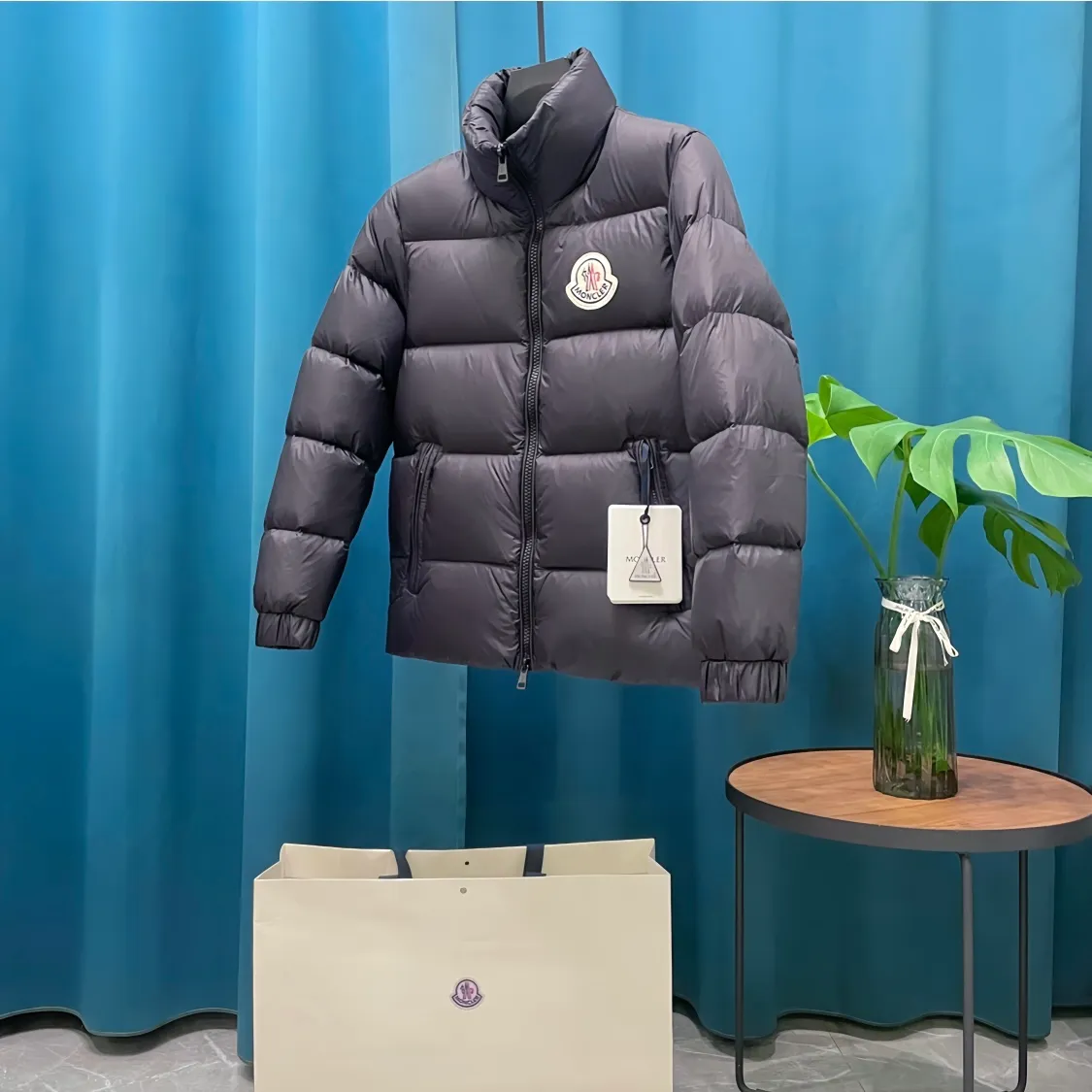 P860 Moncler➡️Mountain Mouth New Style🦢Goose Down Stand Collar Down Jacket, Jacket Jacket, Same Style for Men and Women MONCLER Moncler Meng Mouth Bursting Street New Product Design, Fashionable and Versatile, Comfortable, Breathable, Mouth Down Jacket~Supports NFC chip sensor. Available simultaneously on the official website! This down jacket has a great sense of design and looks. You can buy it directly due to quality control. It’s a high-end product that you can’t go wrong with! Simple and elegant design ~ and engraved with the brand's 1ogo letters ~ the overall design makes this dress unique! It is made of imported technical fabrics and is filled with 90% white goose down. The texture and shape of the fabric are exquisite. You can feel its strong aura through the detailed pictures. It also has superior handsomeness and thermal insulation performance. It can be easily worn in various occasions! With polythermal insulation, you don’t have to worry about a little chill! The placket is designed with a leather zipper, which is both fashionable and functional. It not only highlights the shape but also keeps warm. The leather pocket design makes the whole style more luxurious!