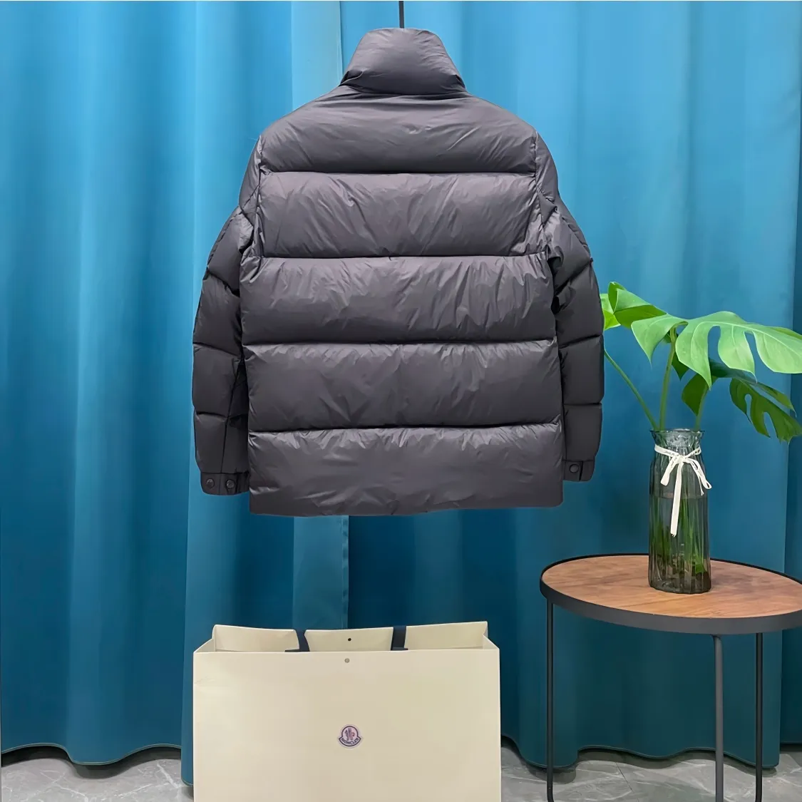 P860 Moncler➡️Mountain Mouth New Style🦢Goose Down Stand Collar Down Jacket, Jacket Jacket, Same Style for Men and Women MONCLER Moncler Meng Mouth Bursting Street New Product Design, Fashionable and Versatile, Comfortable, Breathable, Mouth Down Jacket~Supports NFC chip sensor. Available simultaneously on the official website! This down jacket has a great sense of design and looks. You can buy it directly due to quality control. It’s a high-end product that you can’t go wrong with! Simple and elegant design ~ and engraved with the brand's 1ogo letters ~ the overall design makes this dress unique! It is made of imported technical fabrics and is filled with 90% white goose down. The texture and shape of the fabric are exquisite. You can feel its strong aura through the detailed pictures. It also has superior handsomeness and thermal insulation performance. It can be easily worn in various occasions! With polythermal insulation, you don’t have to worry about a little chill! The placket is designed with a leather zipper, which is both fashionable and functional. It not only highlights the shape but also keeps warm. The leather pocket design makes the whole style more luxurious!