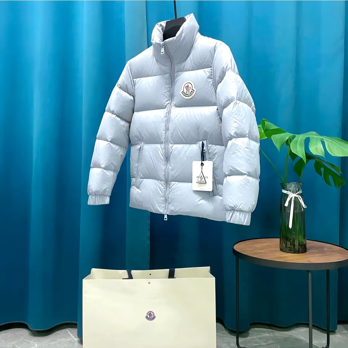 P860 Moncler➡️Mountain Mouth New Style🦢Goose Down Stand Collar Down Jacket, Jacket Jacket, Same Style for Men and Women MONCLER Moncler Meng Mouth Bursting Street New Product Design, Fashionable and Versatile, Comfortable, Breathable, Mouth Down Jacket~Supports NFC chip sensor. Available simultaneously on the official website! This down jacket has a great sense of design and looks. You can buy it directly due to quality control. It’s a high-end product that you can’t go wrong with! Simple and elegant design ~ and engraved with the brand's 1ogo letters ~ the overall design makes this dress unique! It is made of imported technical fabrics and is filled with 90% white goose down. The texture and shape of the fabric are exquisite. You can feel its strong aura through the detailed pictures. It also has superior handsomeness and thermal insulation performance. It can be easily worn in various occasions! With polythermal insulation, you don’t have to worry about a little chill! The placket is designed with a leather zipper, which is both fashionable and functional. It not only highlights the shape but also keeps warm. The leather pocket design makes the whole style more luxurious!