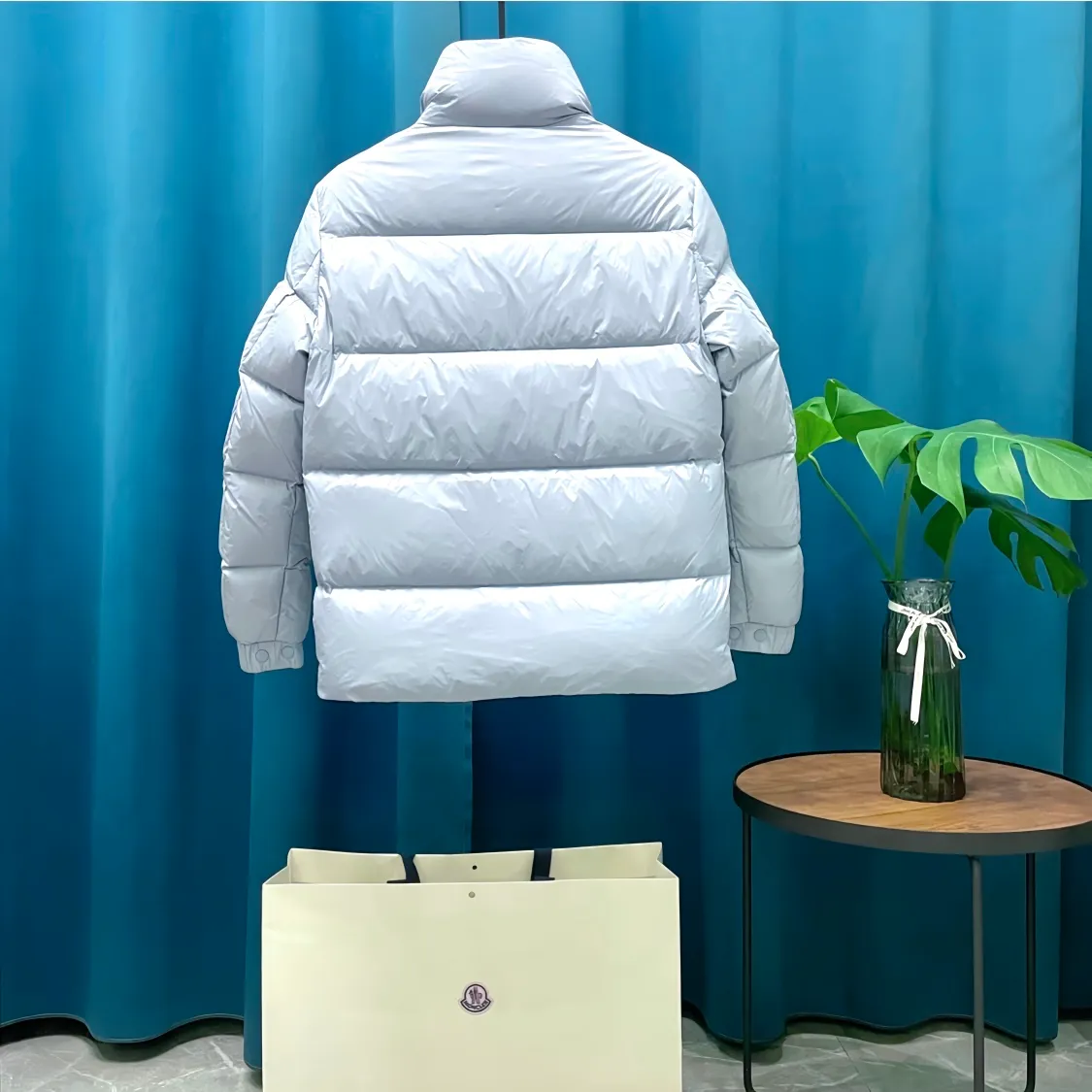 P860 Moncler➡️Mountain Mouth New Style🦢Goose Down Stand Collar Down Jacket, Jacket Jacket, Same Style for Men and Women MONCLER Moncler Meng Mouth Bursting Street New Product Design, Fashionable and Versatile, Comfortable, Breathable, Mouth Down Jacket~Supports NFC chip sensor. Available simultaneously on the official website! This down jacket has a great sense of design and looks. You can buy it directly due to quality control. It’s a high-end product that you can’t go wrong with! Simple and elegant design ~ and engraved with the brand's 1ogo letters ~ the overall design makes this dress unique! It is made of imported technical fabrics and is filled with 90% white goose down. The texture and shape of the fabric are exquisite. You can feel its strong aura through the detailed pictures. It also has superior handsomeness and thermal insulation performance. It can be easily worn in various occasions! With polythermal insulation, you don’t have to worry about a little chill! The placket is designed with a leather zipper, which is both fashionable and functional. It not only highlights the shape but also keeps warm. The leather pocket design makes the whole style more luxurious!