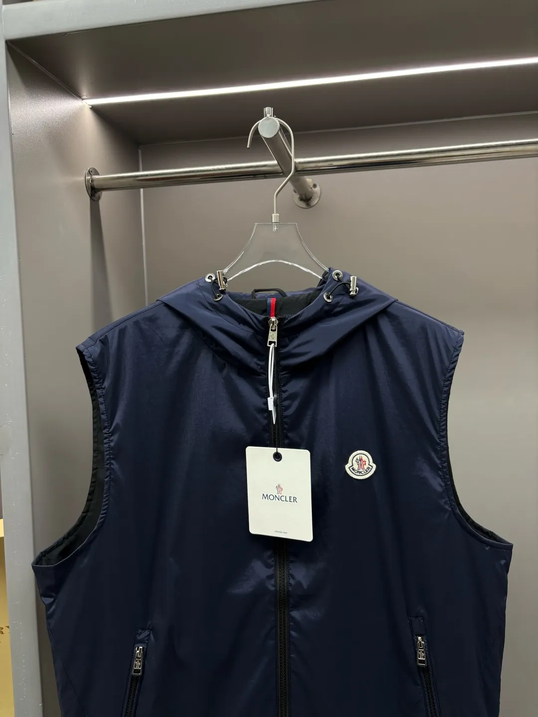 P490 Moncler new letter cotton vest original fabric original accessories official same style Made of imported polyester fabric, customized fabric dyed in the same vat. Very comfortable and smooth to the touch. Very wide and stylish. Will not deform after long-term wear. Produced by a first-line brand factory. The label is full and textured. The latest style for autumn and winter. Fashionable and personalized. Super versatile and good-looking. Very suitable for both men and women. A must-have for everyone. Color: Black Royal Blue Size: L-4XL