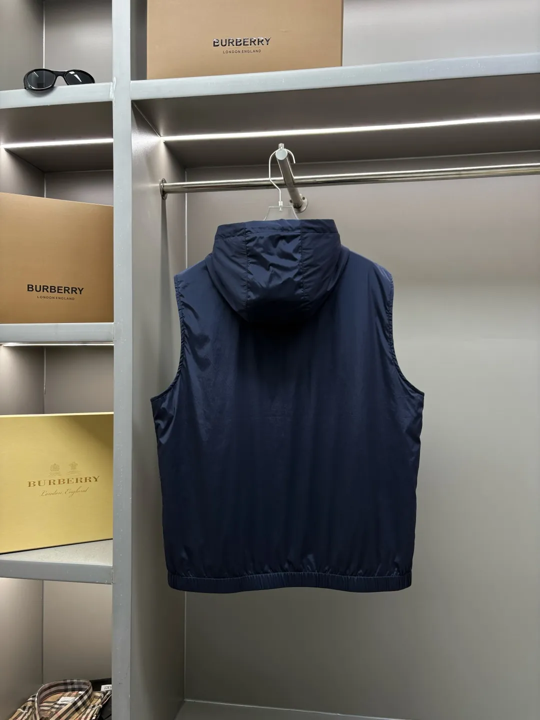 P490 Moncler new letter cotton vest original fabric original accessories official same style Made of imported polyester fabric, customized fabric dyed in the same vat. Very comfortable and smooth to the touch. Very wide and stylish. Will not deform after long-term wear. Produced by a first-line brand factory. The label is full and textured. The latest style for autumn and winter. Fashionable and personalized. Super versatile and good-looking. Very suitable for both men and women. A must-have for everyone. Color: Black Royal Blue Size: L-4XL