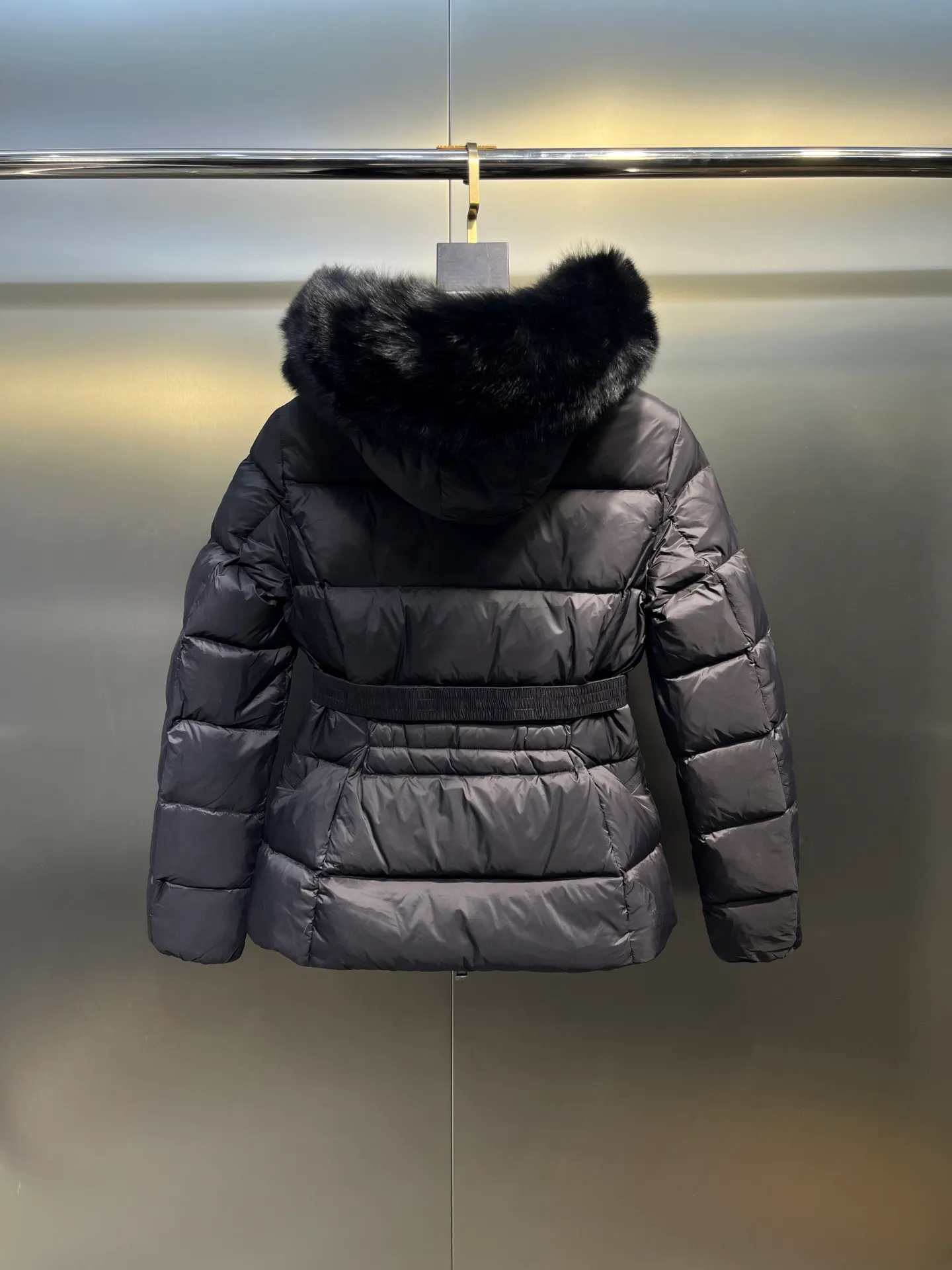 P980 𝐌𝐎𝐍𝐂𝐋𝐄𝐑🌟Moushed BOED series Autumn and winter new type of muffled hooded down jacket with fur collar and waistband. The slim fit highlights the temperament of this down jacket. There is no fluffy and bloated feeling, and it is light and neat. Such good products are hard to come by. Every detail is worth your time to explore, and this one is not picky at all. size: 1234