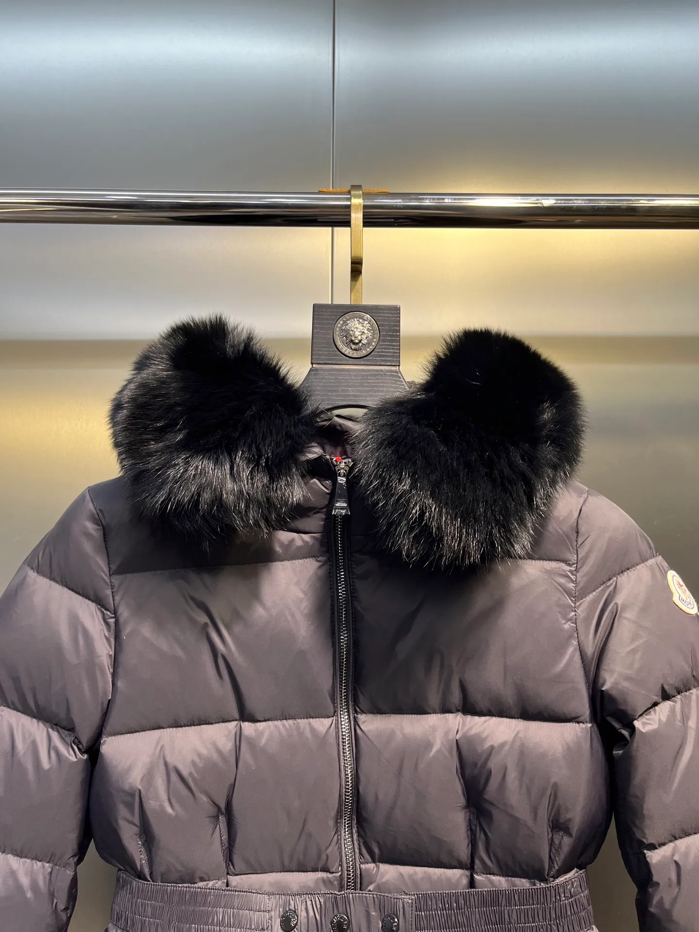P980 𝐌𝐎𝐍𝐂𝐋𝐄𝐑🌟Moushed BOED series Autumn and winter new type of muffled hooded down jacket with fur collar and waistband. The slim fit highlights the temperament of this down jacket. There is no fluffy and bloated feeling, and it is light and neat. Such good products are hard to come by. Every detail is worth your time to explore, and this one is not picky at all. size: 1234