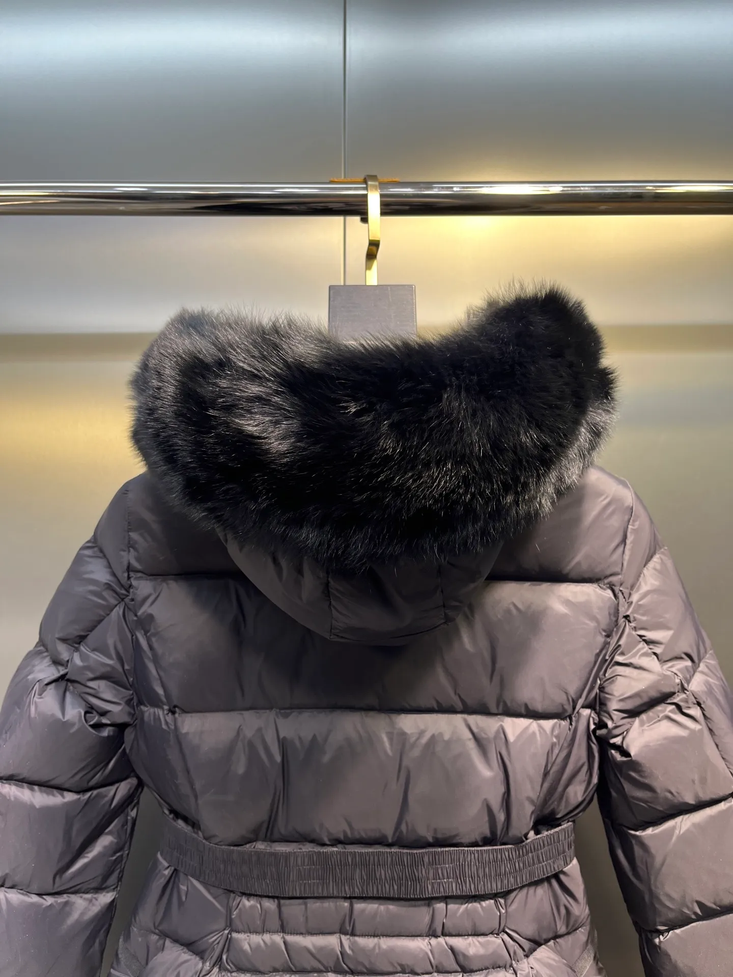 P980 𝐌𝐎𝐍𝐂𝐋𝐄𝐑🌟Moushed BOED series Autumn and winter new type of muffled hooded down jacket with fur collar and waistband. The slim fit highlights the temperament of this down jacket. There is no fluffy and bloated feeling, and it is light and neat. Such good products are hard to come by. Every detail is worth your time to explore, and this one is not picky at all. size: 1234