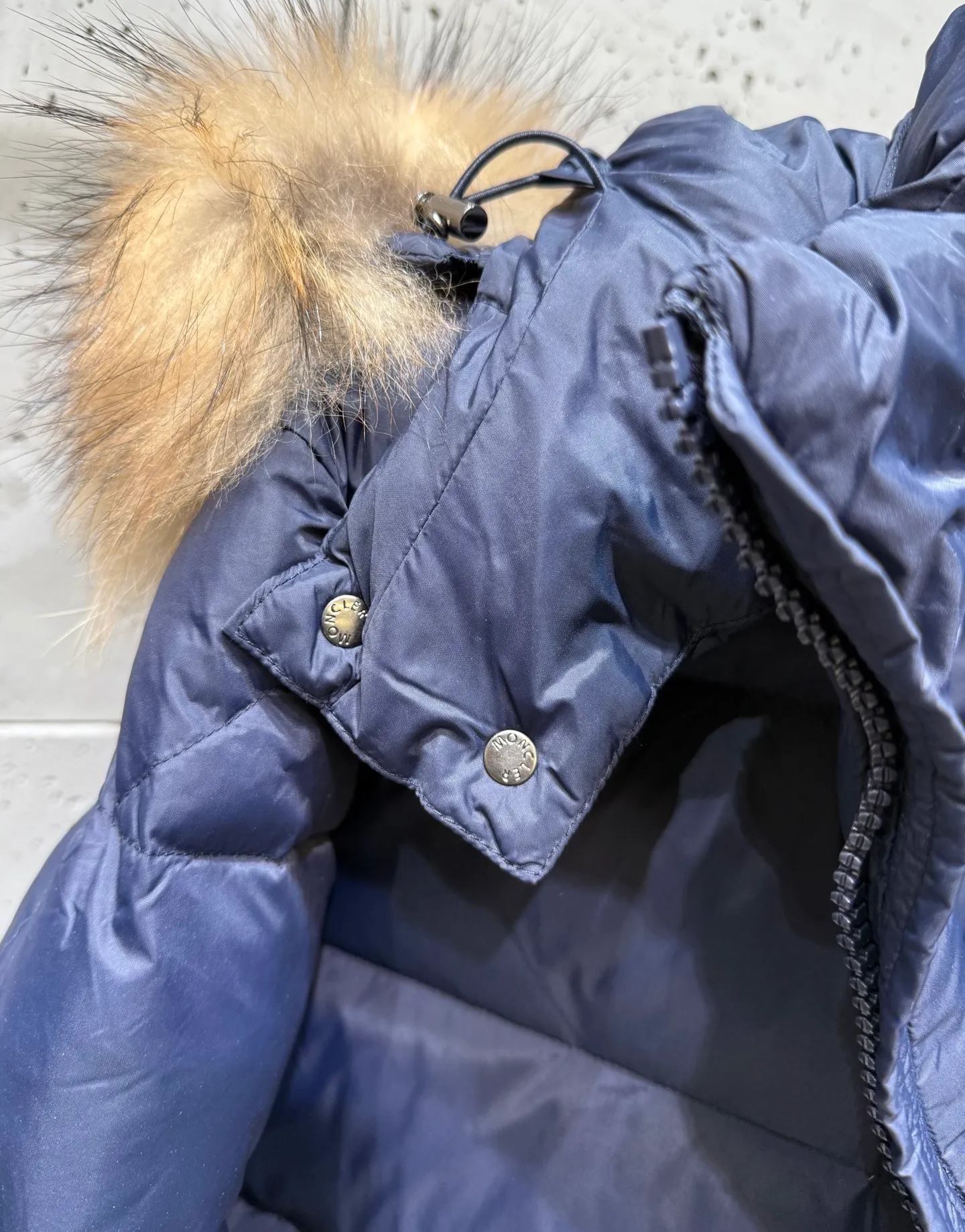 P1040 Men's Moncler Mayaf short men's down jacket. The hood is removable and the fur collar is removable. Based on Maya, a removable fur collar is added. The Mayaf men's hooded down jacket is made of functional nylon fabric, and the hood is equipped with removable synthetic material trim. The Mayaf short down jacket is a reinterpretation of the classic Moncler Maya style in an instantly recognizable silhouette, with a removable hood and adjustable hem. Made from functional fabric with removable synthetic trim on the hood. The sleeves are embellished with classic patch pockets, reflecting the brand's signature style. Details •Made from functional fabric •Technical fabric lining •Down-filled •Snap-stud collar •Detachable hood with removable synthetic trim •Zip closure •Zip pockets •Patch pockets with press-stud •Adjustable elastic cuffs •Adjustable drawstring hem Size : 1-5