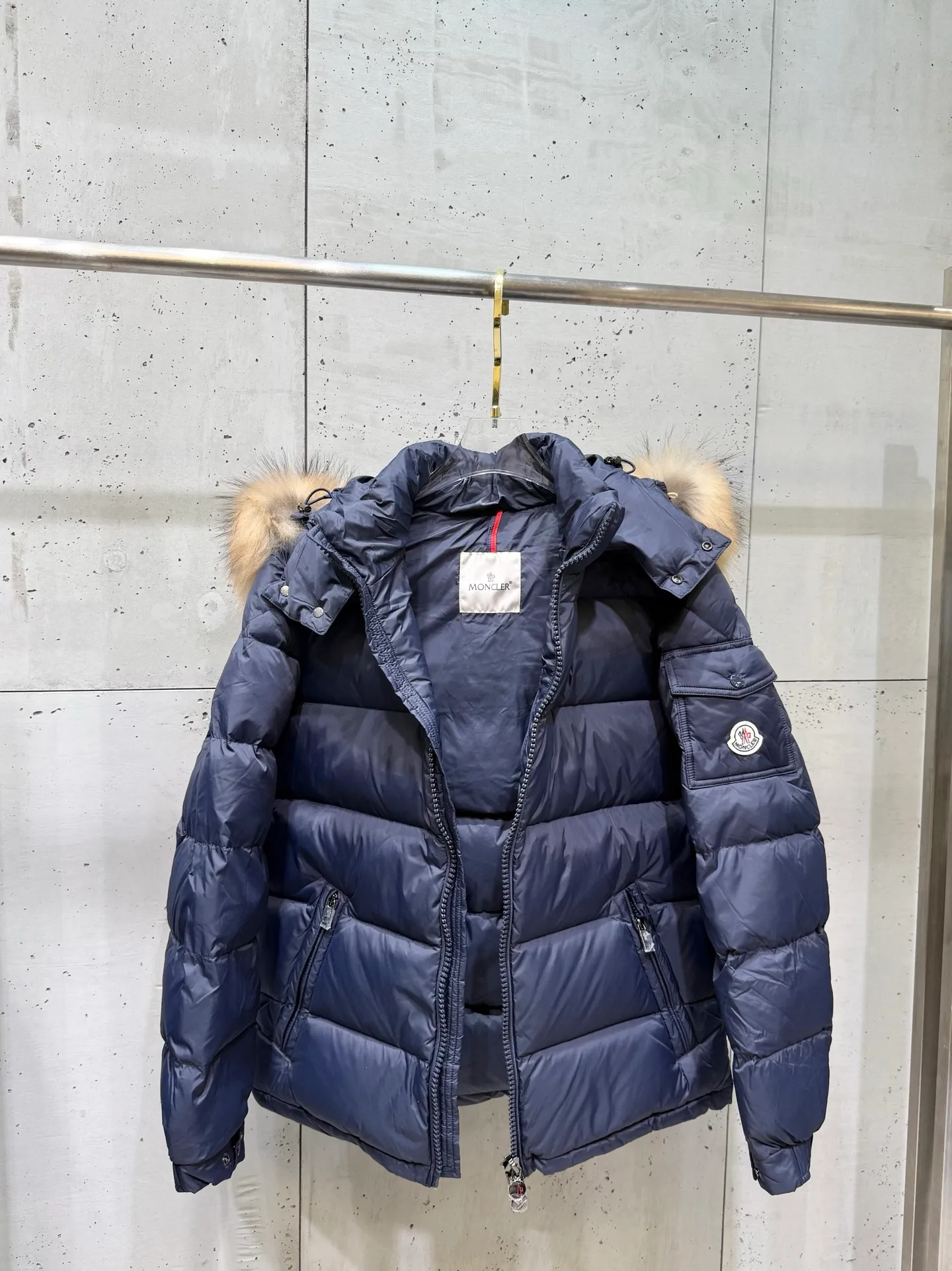 P1040 Men's Moncler Mayaf short men's down jacket. The hood is removable and the fur collar is removable. Based on Maya, a removable fur collar is added. The Mayaf men's hooded down jacket is made of functional nylon fabric, and the hood is equipped with removable synthetic material trim. The Mayaf short down jacket is a reinterpretation of the classic Moncler Maya style in an instantly recognizable silhouette, with a removable hood and adjustable hem. Made from functional fabric with removable synthetic trim on the hood. The sleeves are embellished with classic patch pockets, reflecting the brand's signature style. Details •Made from functional fabric •Technical fabric lining •Down-filled •Snap-stud collar •Detachable hood with removable synthetic trim •Zip closure •Zip pockets •Patch pockets with press-stud •Adjustable elastic cuffs •Adjustable drawstring hem Size : 1-5