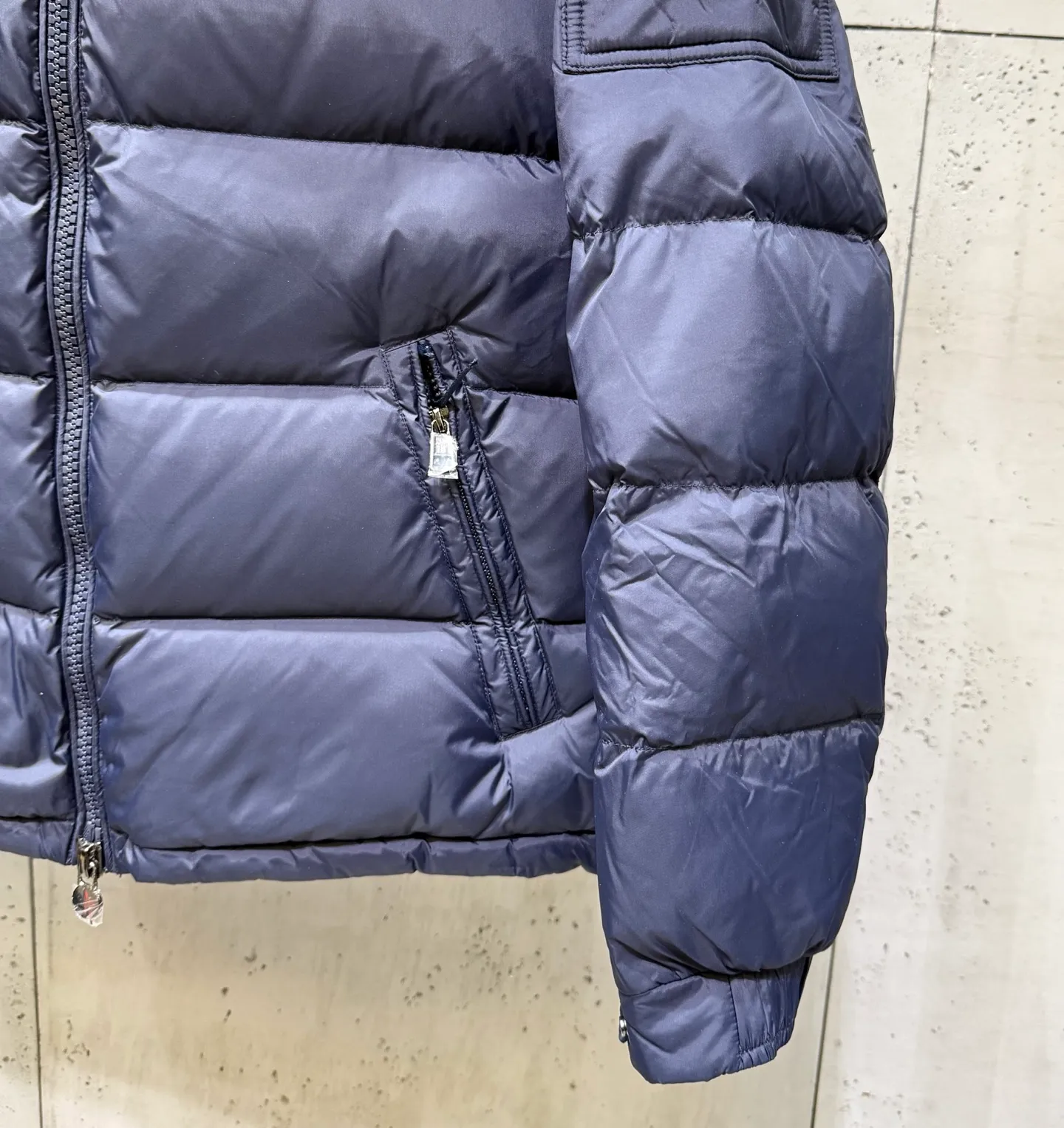 P1040 Men's Moncler Mayaf short men's down jacket. The hood is removable and the fur collar is removable. Based on Maya, a removable fur collar is added. The Mayaf men's hooded down jacket is made of functional nylon fabric, and the hood is equipped with removable synthetic material trim. The Mayaf short down jacket is a reinterpretation of the classic Moncler Maya style in an instantly recognizable silhouette, with a removable hood and adjustable hem. Made from functional fabric with removable synthetic trim on the hood. The sleeves are embellished with classic patch pockets, reflecting the brand's signature style. Details •Made from functional fabric •Technical fabric lining •Down-filled •Snap-stud collar •Detachable hood with removable synthetic trim •Zip closure •Zip pockets •Patch pockets with press-stud •Adjustable elastic cuffs •Adjustable drawstring hem Size : 1-5