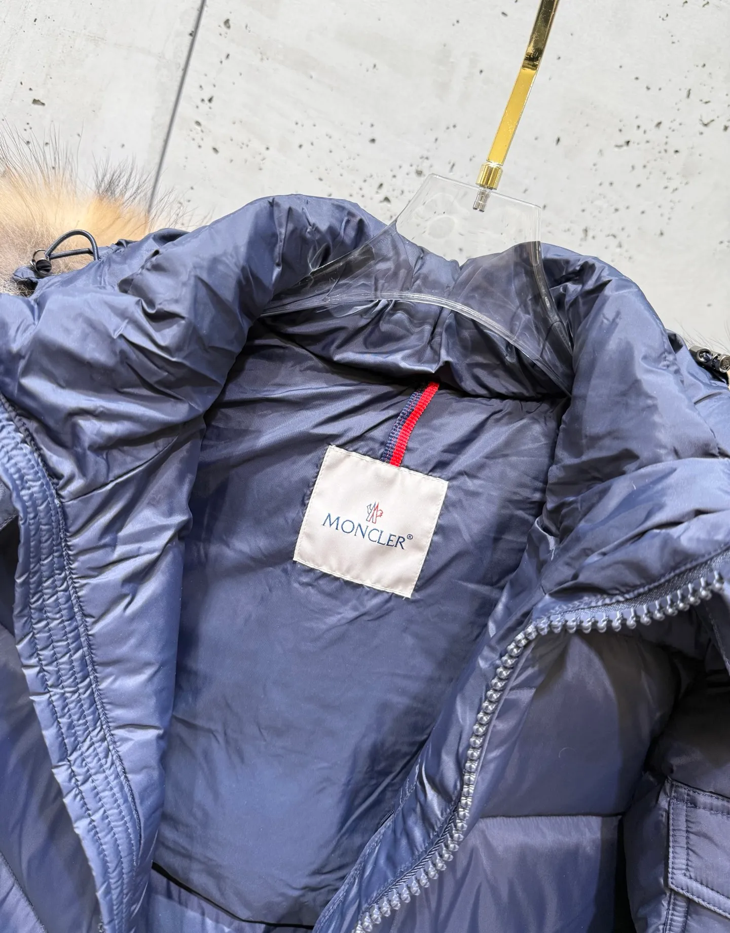 P1040 Men's Moncler Mayaf short men's down jacket. The hood is removable and the fur collar is removable. Based on Maya, a removable fur collar is added. The Mayaf men's hooded down jacket is made of functional nylon fabric, and the hood is equipped with removable synthetic material trim. The Mayaf short down jacket is a reinterpretation of the classic Moncler Maya style in an instantly recognizable silhouette, with a removable hood and adjustable hem. Made from functional fabric with removable synthetic trim on the hood. The sleeves are embellished with classic patch pockets, reflecting the brand's signature style. Details •Made from functional fabric •Technical fabric lining •Down-filled •Snap-stud collar •Detachable hood with removable synthetic trim •Zip closure •Zip pockets •Patch pockets with press-stud •Adjustable elastic cuffs •Adjustable drawstring hem Size : 1-5
