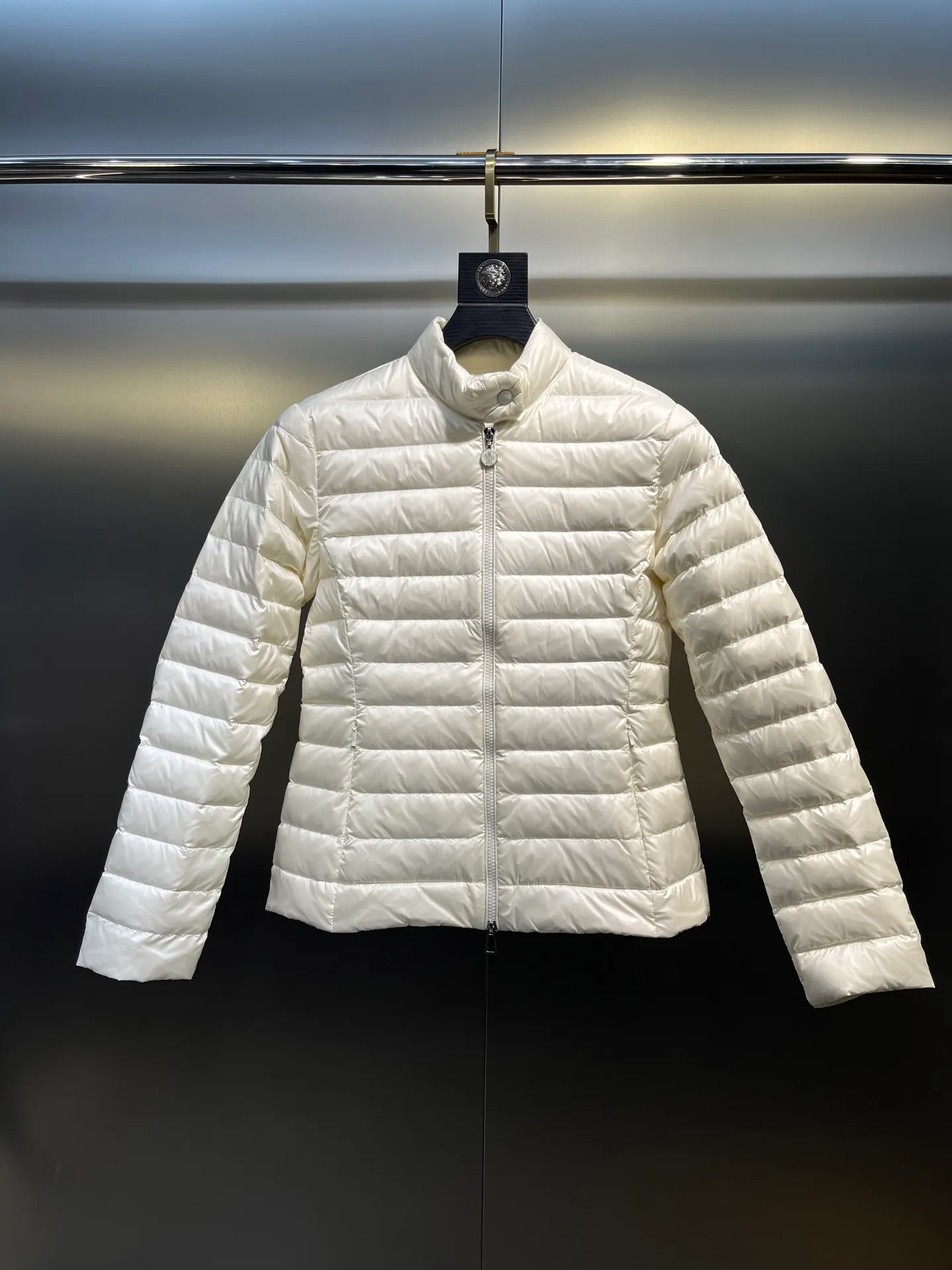 P720 Moncler🌟 25 new lgelle lightweight stand-up collar short down jacket, with classic quilting design to outline a slim silhouette. The stand-up collar details enhance the temperament, while being light and warm. Wear it as a layer during spring or winter, and you can easily weather the changing weather in one piece. Choose from three colors to suit your style: low-key black, pure white, and gentle nude—three high-end tones, suitable for different occasions and styles. The short cut lengthens the proportion, and even a small person can wear it with long legs! The choice of quality: duck down filling, which has both fluffiness and warmth, is light and weightless. The details show ingenuity and craftsmanship. Color: black, pink and white.  Size: 1 2 3 4