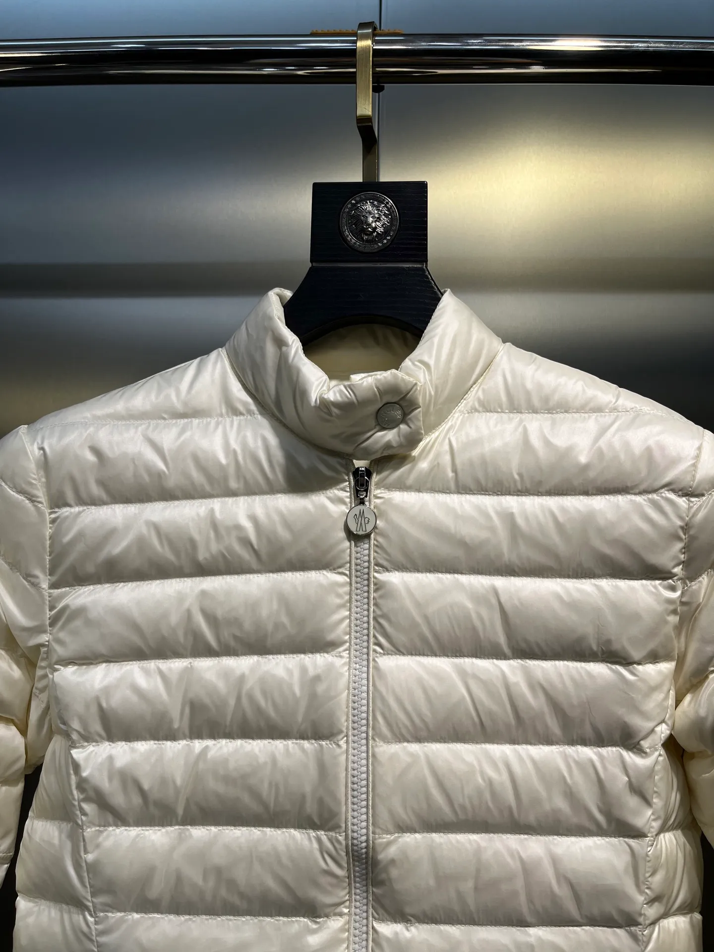 P720 Moncler🌟 25 new lgelle lightweight stand-up collar short down jacket, with classic quilting design to outline a slim silhouette. The stand-up collar details enhance the temperament, while being light and warm. Wear it as a layer during spring or winter, and you can easily weather the changing weather in one piece. Choose from three colors to suit your style: low-key black, pure white, and gentle nude—three high-end tones, suitable for different occasions and styles. The short cut lengthens the proportion, and even a small person can wear it with long legs! The choice of quality: duck down filling, which has both fluffiness and warmth, is light and weightless. The details show ingenuity and craftsmanship. Color: black, pink and white.  Size: 1 2 3 4