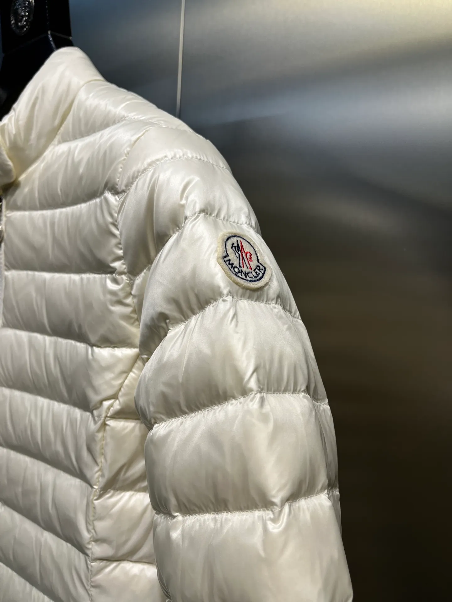 P720 Moncler🌟 25 new lgelle lightweight stand-up collar short down jacket, with classic quilting design to outline a slim silhouette. The stand-up collar details enhance the temperament, while being light and warm. Wear it as a layer during spring or winter, and you can easily weather the changing weather in one piece. Choose from three colors to suit your style: low-key black, pure white, and gentle nude—three high-end tones, suitable for different occasions and styles. The short cut lengthens the proportion, and even a small person can wear it with long legs! The choice of quality: duck down filling, which has both fluffiness and warmth, is light and weightless. The details show ingenuity and craftsmanship. Color: black, pink and white.  Size: 1 2 3 4