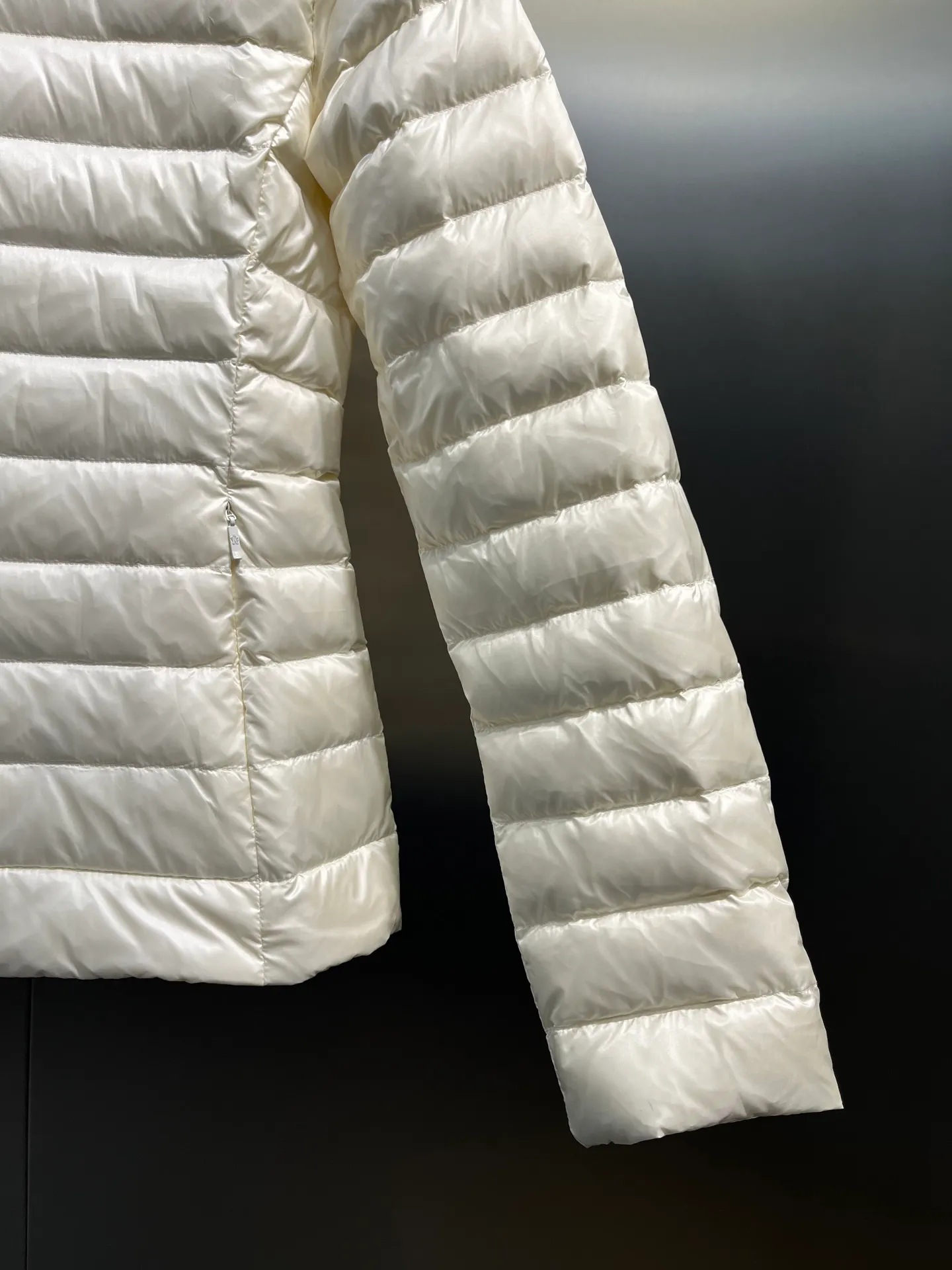 P720 Moncler🌟 25 new lgelle lightweight stand-up collar short down jacket, with classic quilting design to outline a slim silhouette. The stand-up collar details enhance the temperament, while being light and warm. Wear it as a layer during spring or winter, and you can easily weather the changing weather in one piece. Choose from three colors to suit your style: low-key black, pure white, and gentle nude—three high-end tones, suitable for different occasions and styles. The short cut lengthens the proportion, and even a small person can wear it with long legs! The choice of quality: duck down filling, which has both fluffiness and warmth, is light and weightless. The details show ingenuity and craftsmanship. Color: black, pink and white.  Size: 1 2 3 4