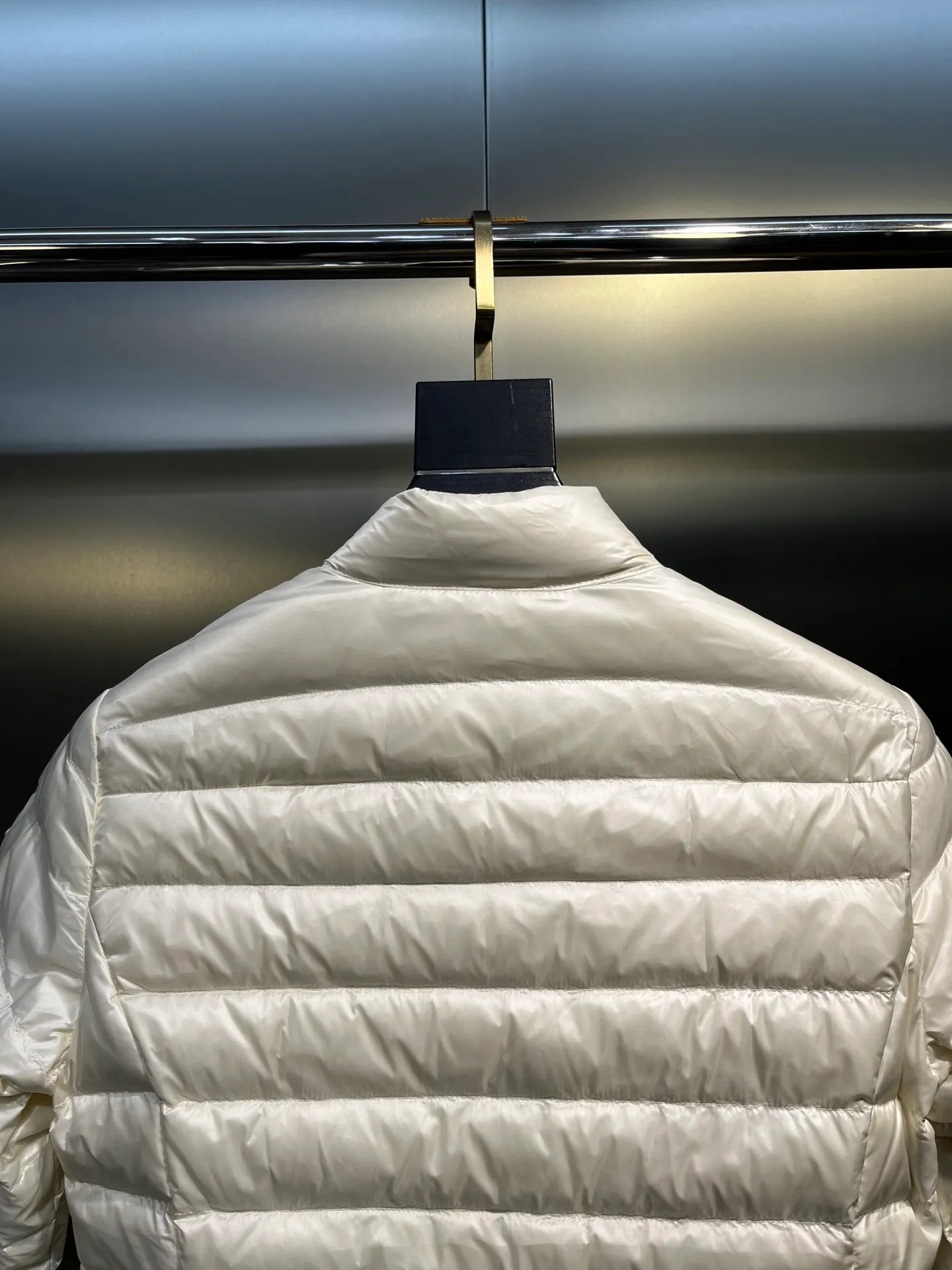 P720 Moncler🌟 25 new lgelle lightweight stand-up collar short down jacket, with classic quilting design to outline a slim silhouette. The stand-up collar details enhance the temperament, while being light and warm. Wear it as a layer during spring or winter, and you can easily weather the changing weather in one piece. Choose from three colors to suit your style: low-key black, pure white, and gentle nude—three high-end tones, suitable for different occasions and styles. The short cut lengthens the proportion, and even a small person can wear it with long legs! The choice of quality: duck down filling, which has both fluffiness and warmth, is light and weightless. The details show ingenuity and craftsmanship. Color: black, pink and white.  Size: 1 2 3 4