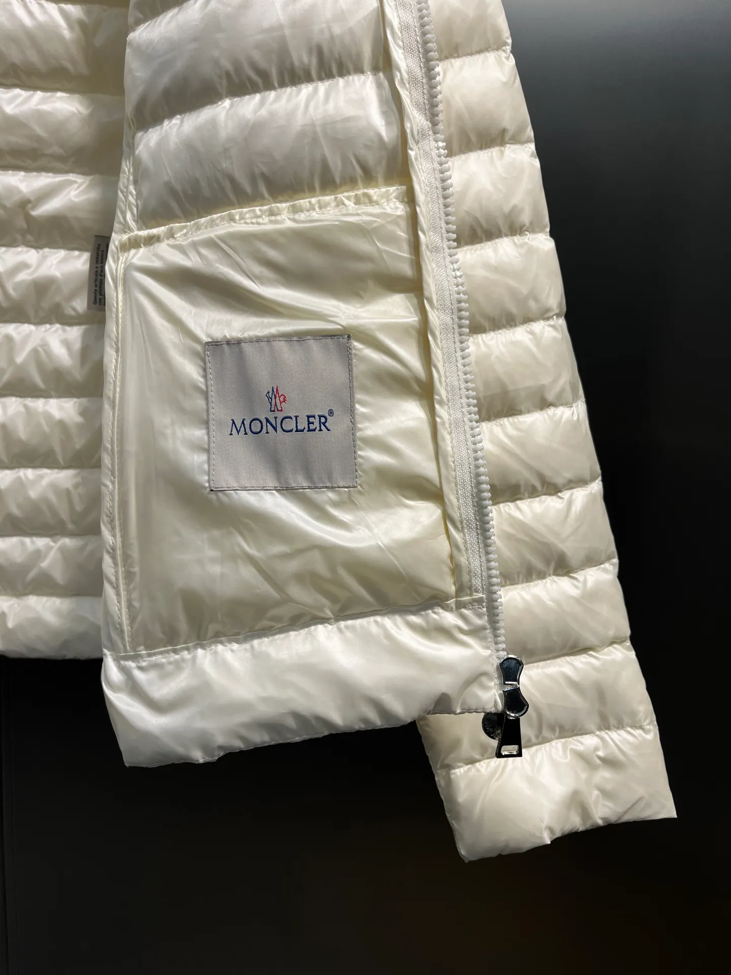 P720 Moncler🌟 25 new lgelle lightweight stand-up collar short down jacket, with classic quilting design to outline a slim silhouette. The stand-up collar details enhance the temperament, while being light and warm. Wear it as a layer during spring or winter, and you can easily weather the changing weather in one piece. Choose from three colors to suit your style: low-key black, pure white, and gentle nude—three high-end tones, suitable for different occasions and styles. The short cut lengthens the proportion, and even a small person can wear it with long legs! The choice of quality: duck down filling, which has both fluffiness and warmth, is light and weightless. The details show ingenuity and craftsmanship. Color: black, pink and white.  Size: 1 2 3 4