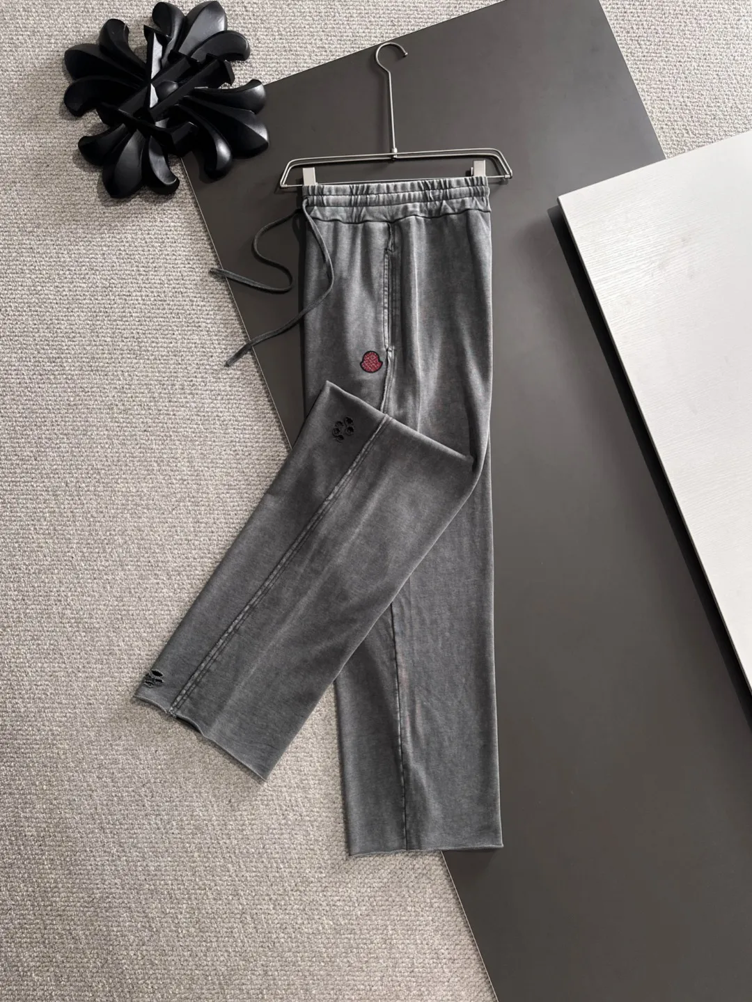 Next day shipment P360 MONCLER/Mongoose Exclusive first release of 25ss autumn and winter new high-quality trousers Compare real-life details at will A perfect choice for autumn and winter. A must-have item. Loose fit. Please refer to the size chart when placing an order: S to XL (or state your height and weight when placing an order)