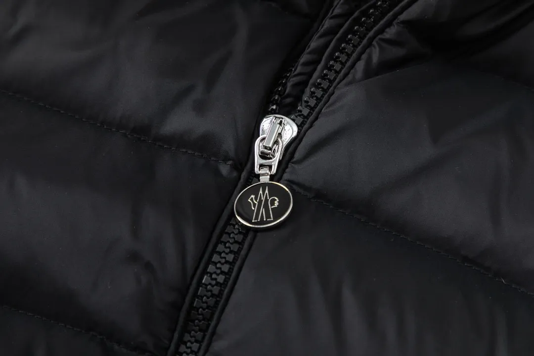 P620 (with dust bag) Moncler/muzzled new arrival Stand collar spliced air cotton down jacket Customized yb windproof and waterproof nylon material White goose down filling The whole piece is light and warm Stand collar design is fashionable and does not look bloated Classic rectangular texture splicing Air cotton sleeves Back and shoulders Iconic brand seal decoration presents the brand concept Regular slim version is different from the large version Black versatile fashionable white gentle temperament 2 colors are classic versatile colors integrating warmth and fashion Get rid of the traditional bloated down for southern babies in autumn and winter. One piece can be worn alone by northern babies in early autumn. Customized fabrics and accessories for winter layering. Check the correct version. Filling standard: national standard 90 down filling, same style for men and women. Color: black/white. Size: S M L XL